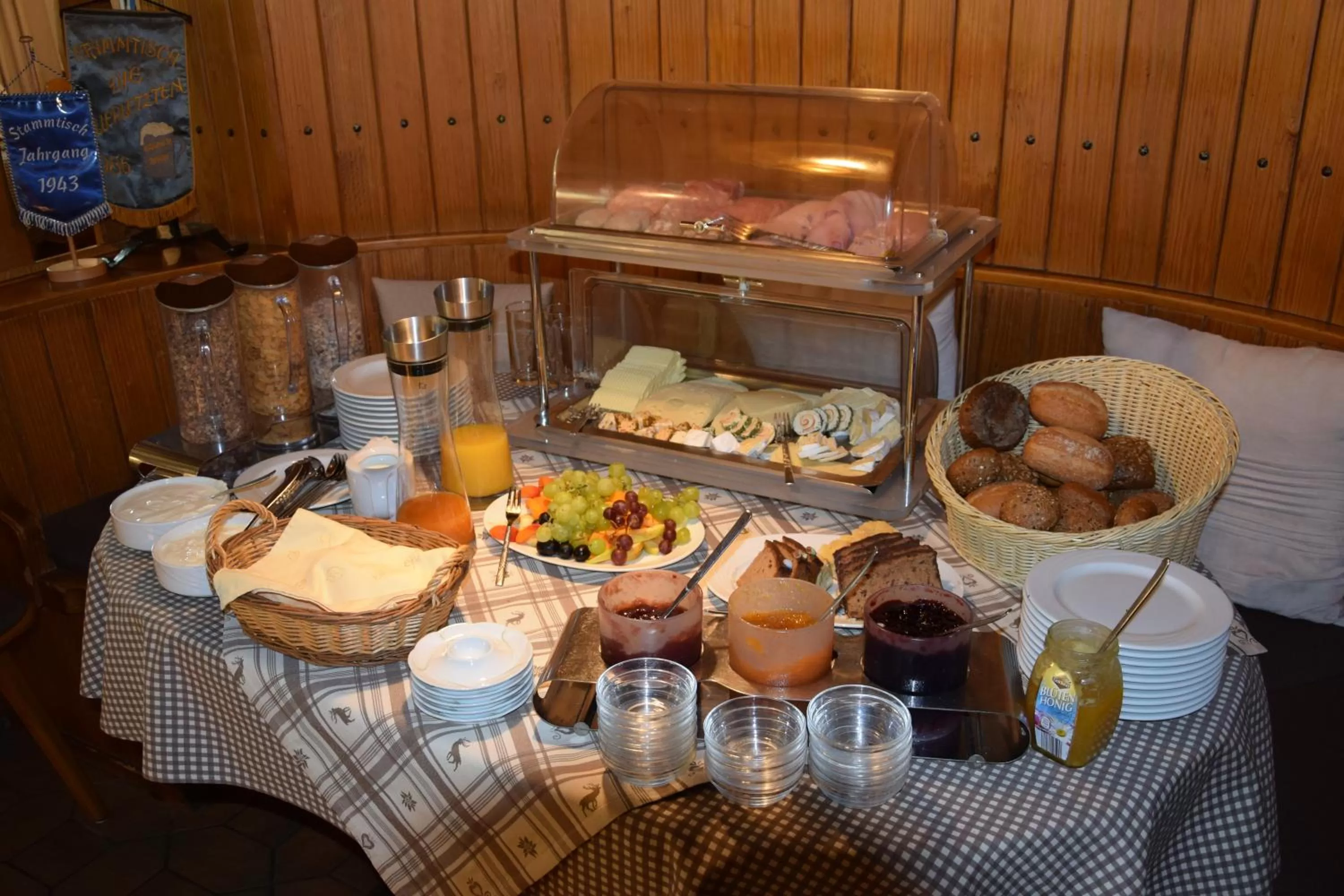 Buffet breakfast in Hotel Grüner Baum