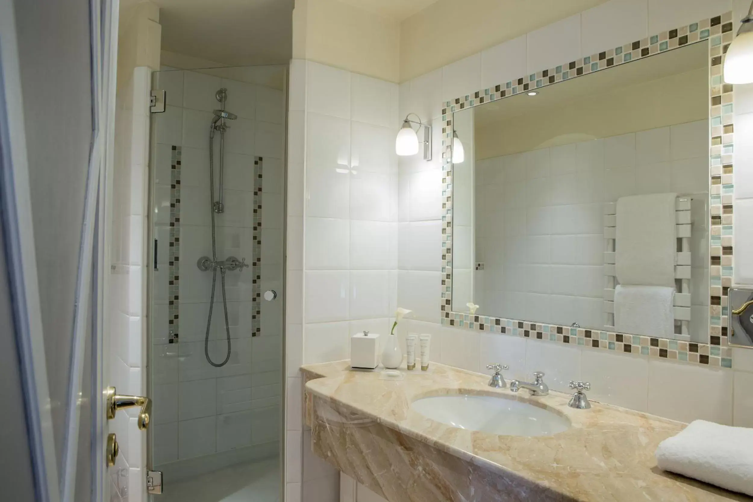 Shower, Bathroom in Hôtel Brighton - Esprit de France