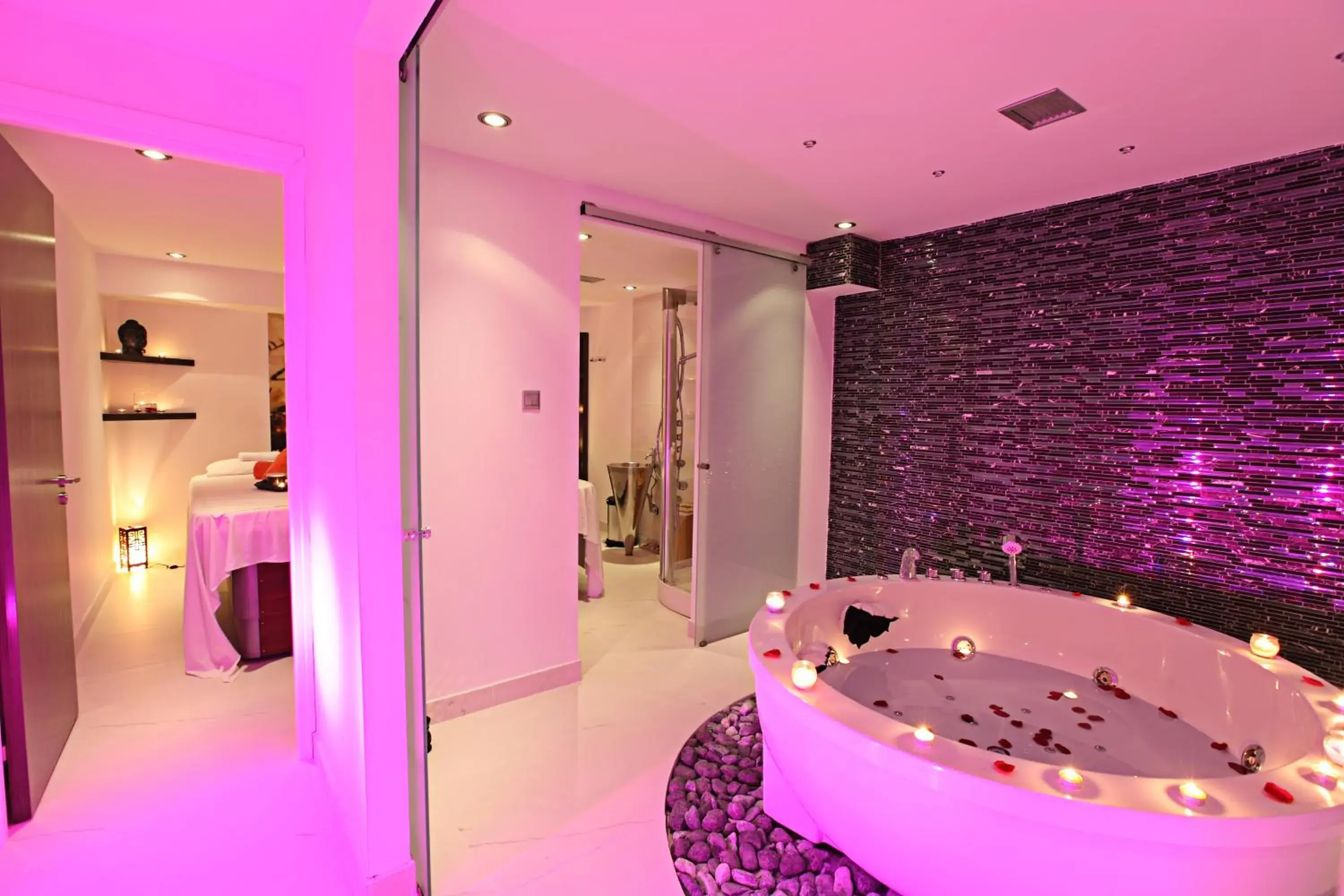 Hot Tub, Bathroom in The Dome Beach Hotel & Resort