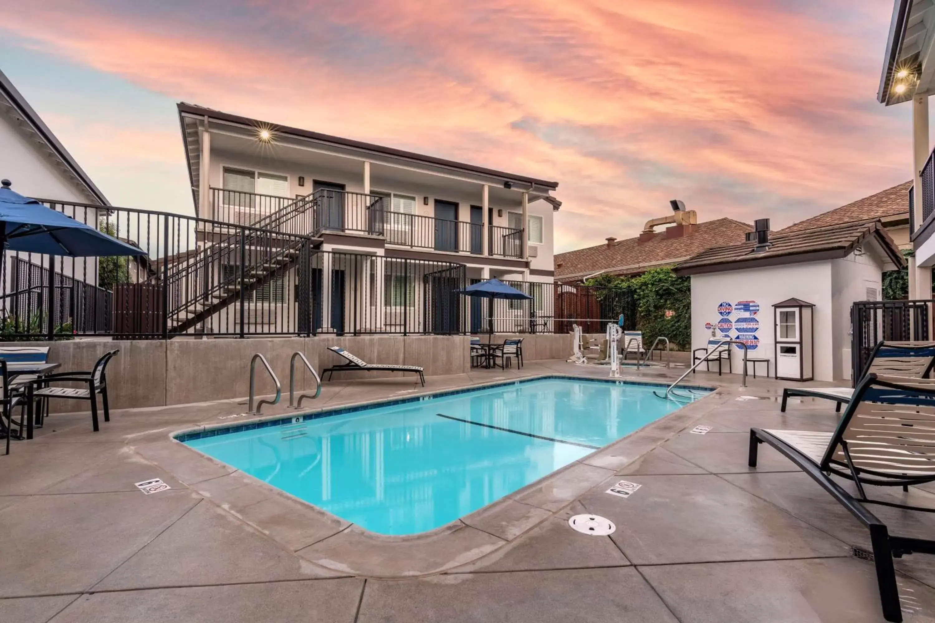 Activities, Swimming Pool in Best Western Rose Garden Inn