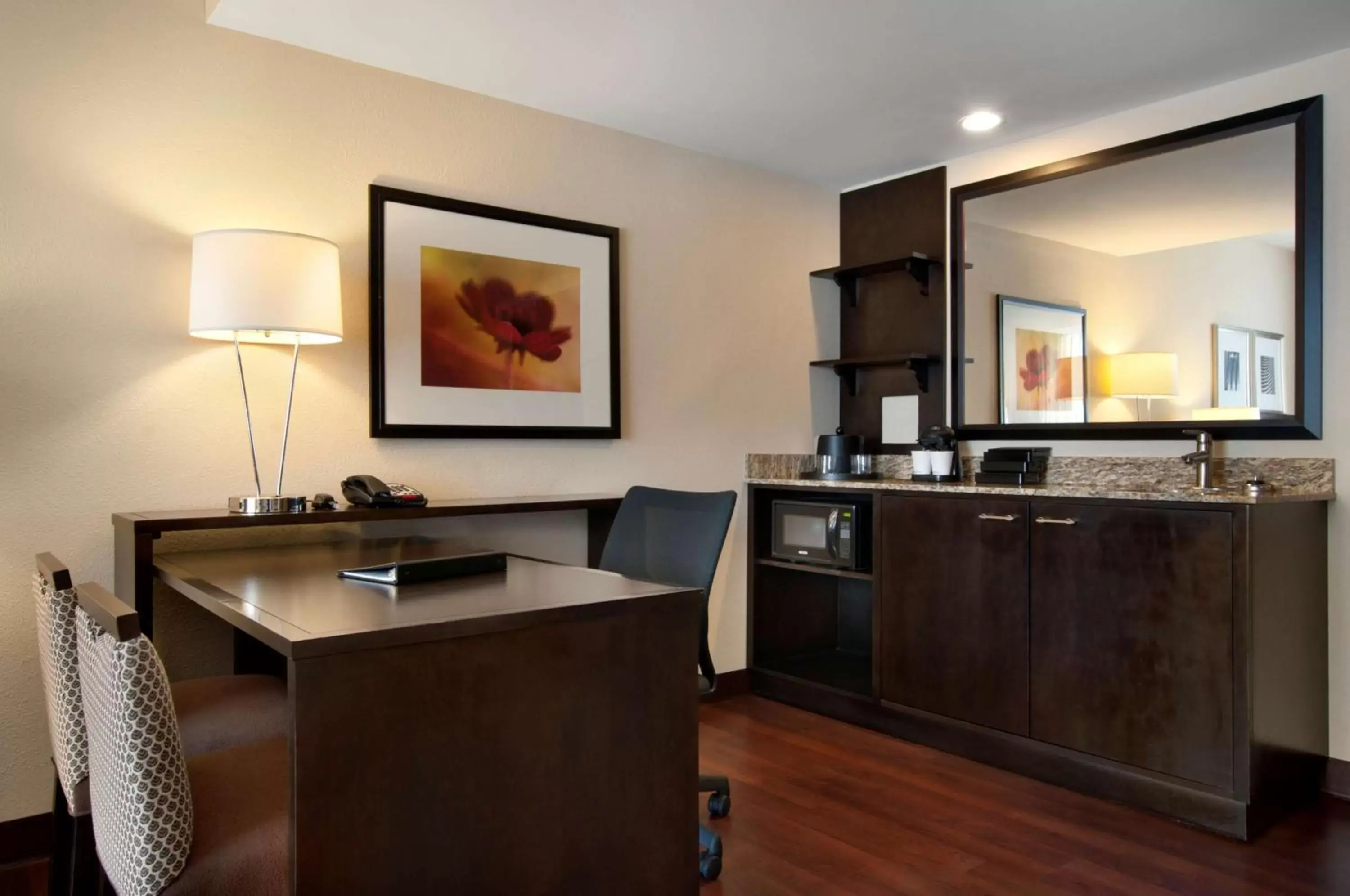 Living room, Kitchen/Kitchenette in Embassy Suites by Hilton Jackson North Ridgeland