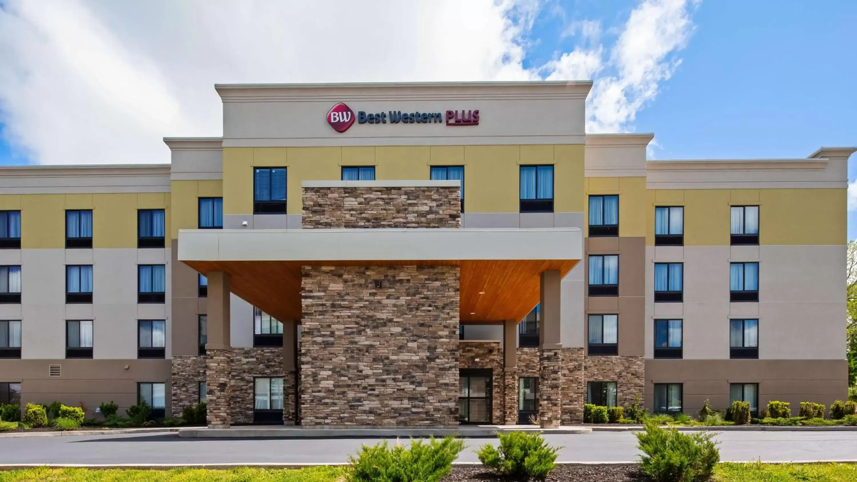 Property Building in Best Western Plus Erie Inn & Suites