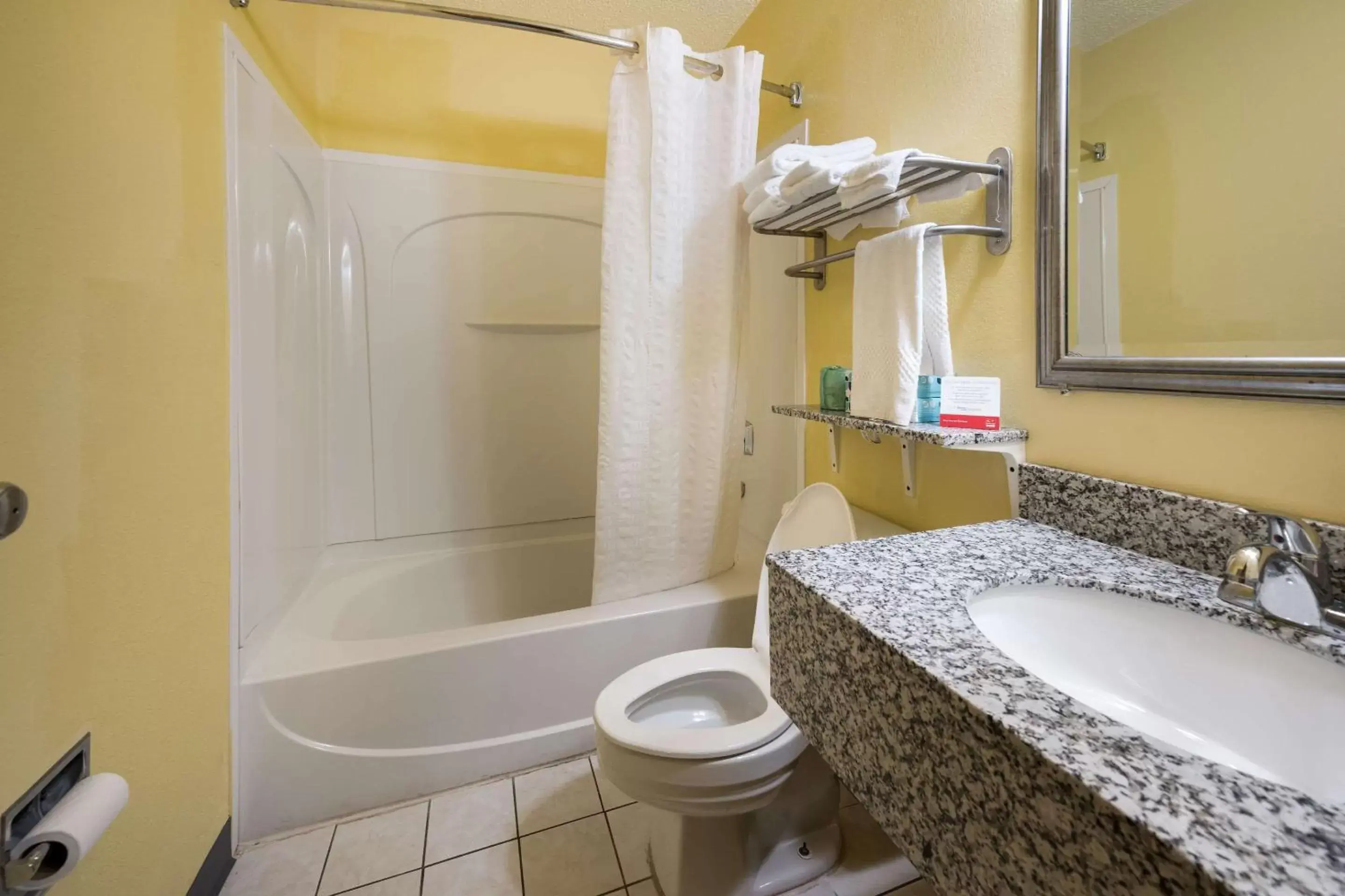 Bedroom, Bathroom in Econo Lodge Spotsylvania Town Center