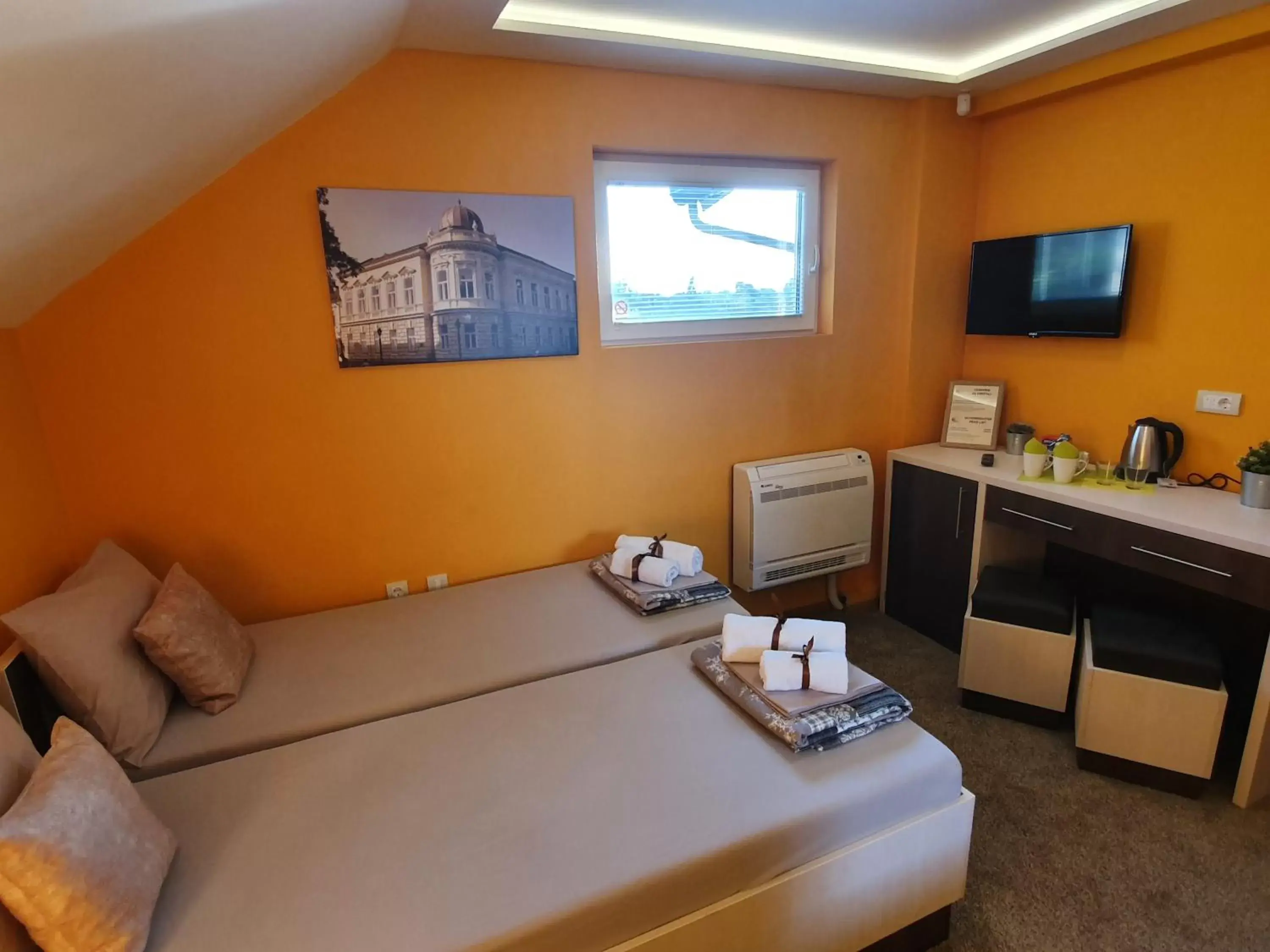 Double or Twin Room with Bathroom in OldBrick PUB Double or Twin Room with Bathroom in OldBrick PUB