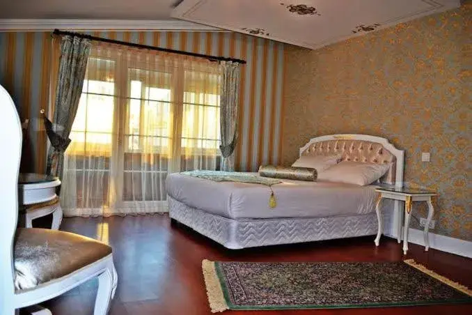 Communal lounge/ TV room in Alyon Hotel Taksim