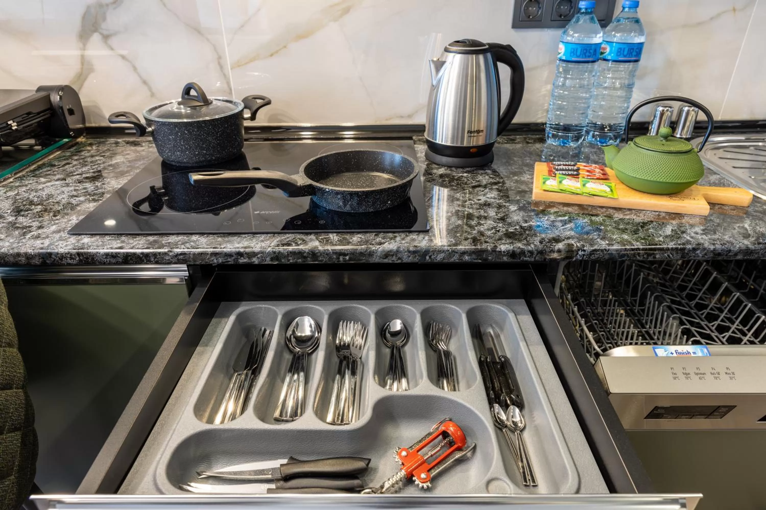 Coffee/tea facilities in BayMari Suites City Life