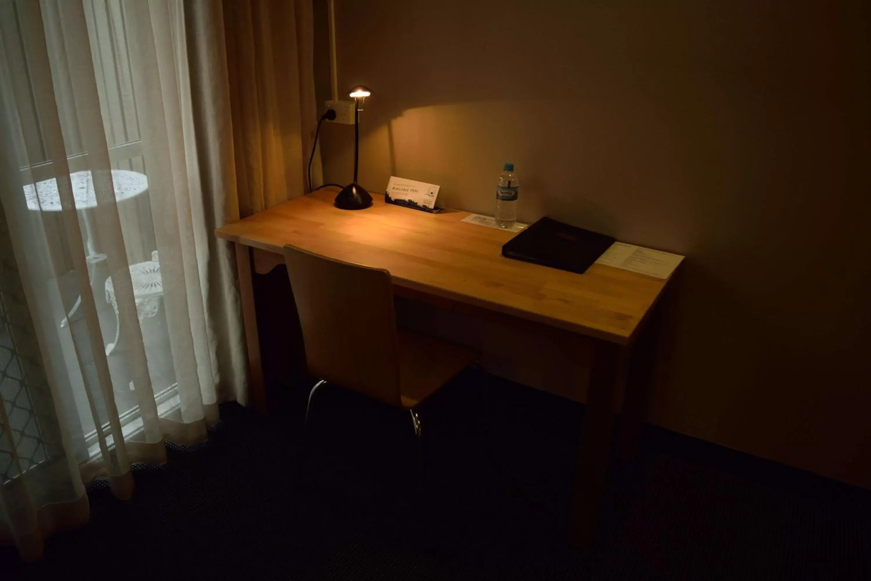 Seating area, TV/Entertainment Center in Motel 98