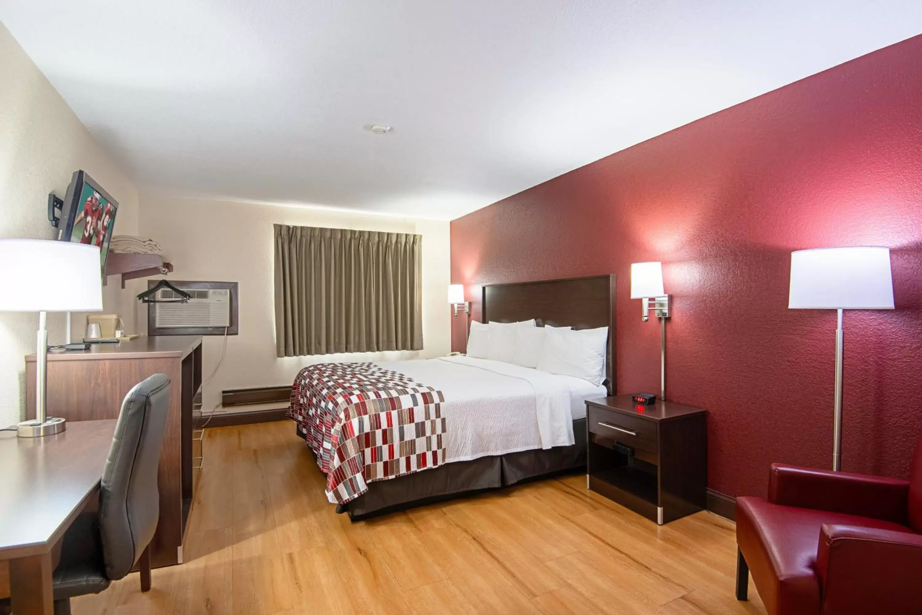 Photo of the whole room, Bed in Red Roof Inn Cameron