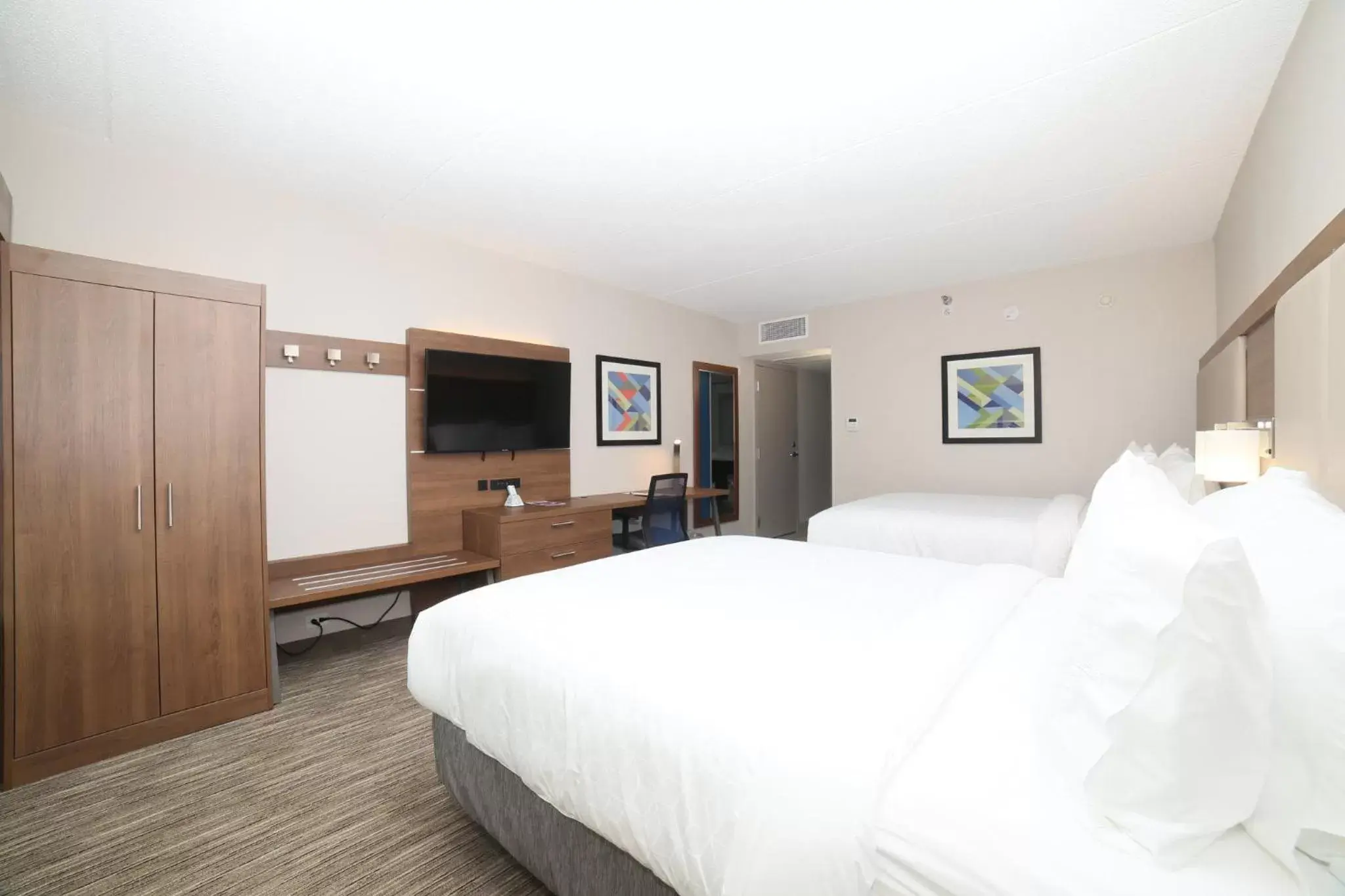 Photo of the whole room, Bed in Holiday Inn Express Naperville, an IHG Hotel