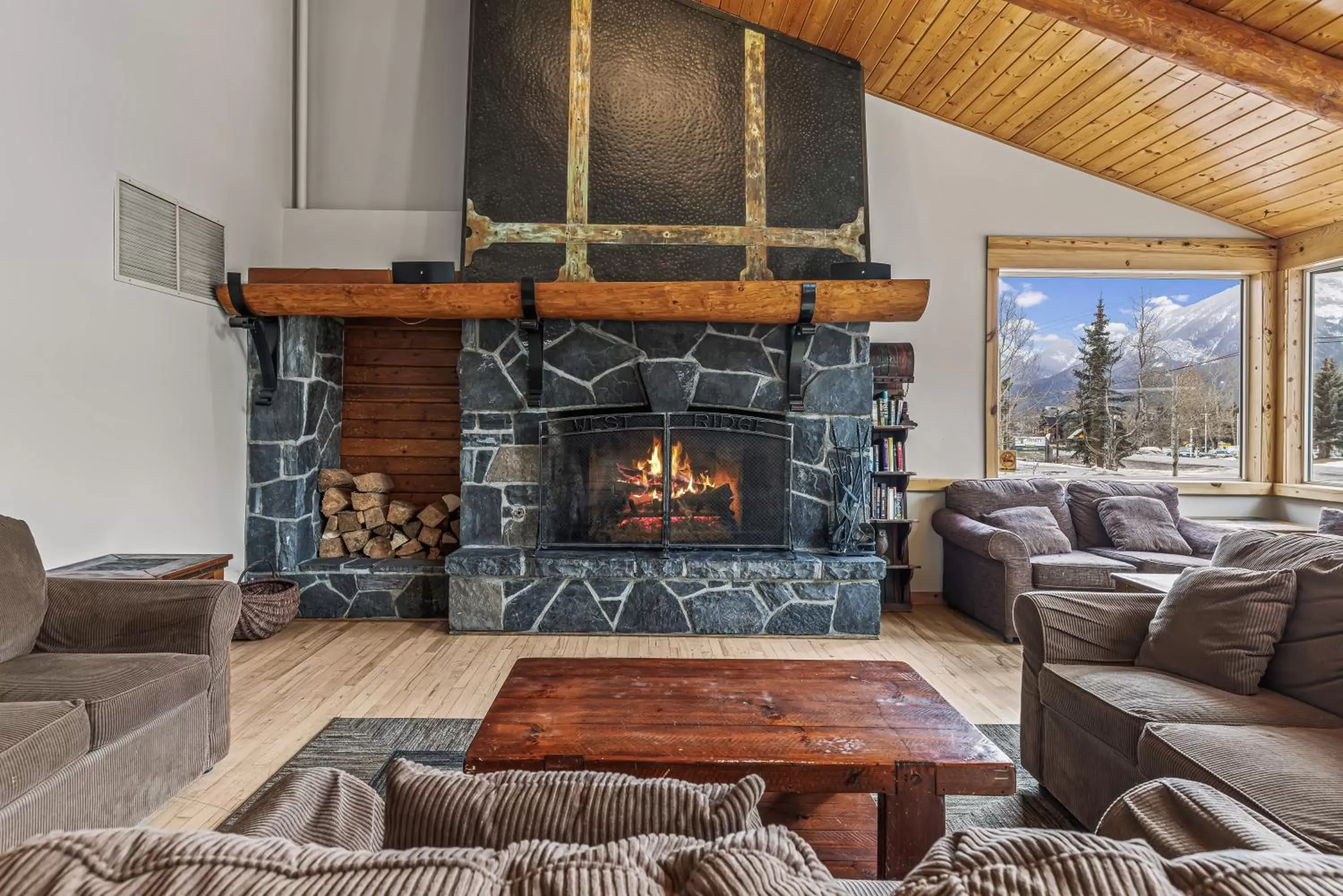 Lobby or reception, Seating Area in Canmore Rocky Mountain Inn