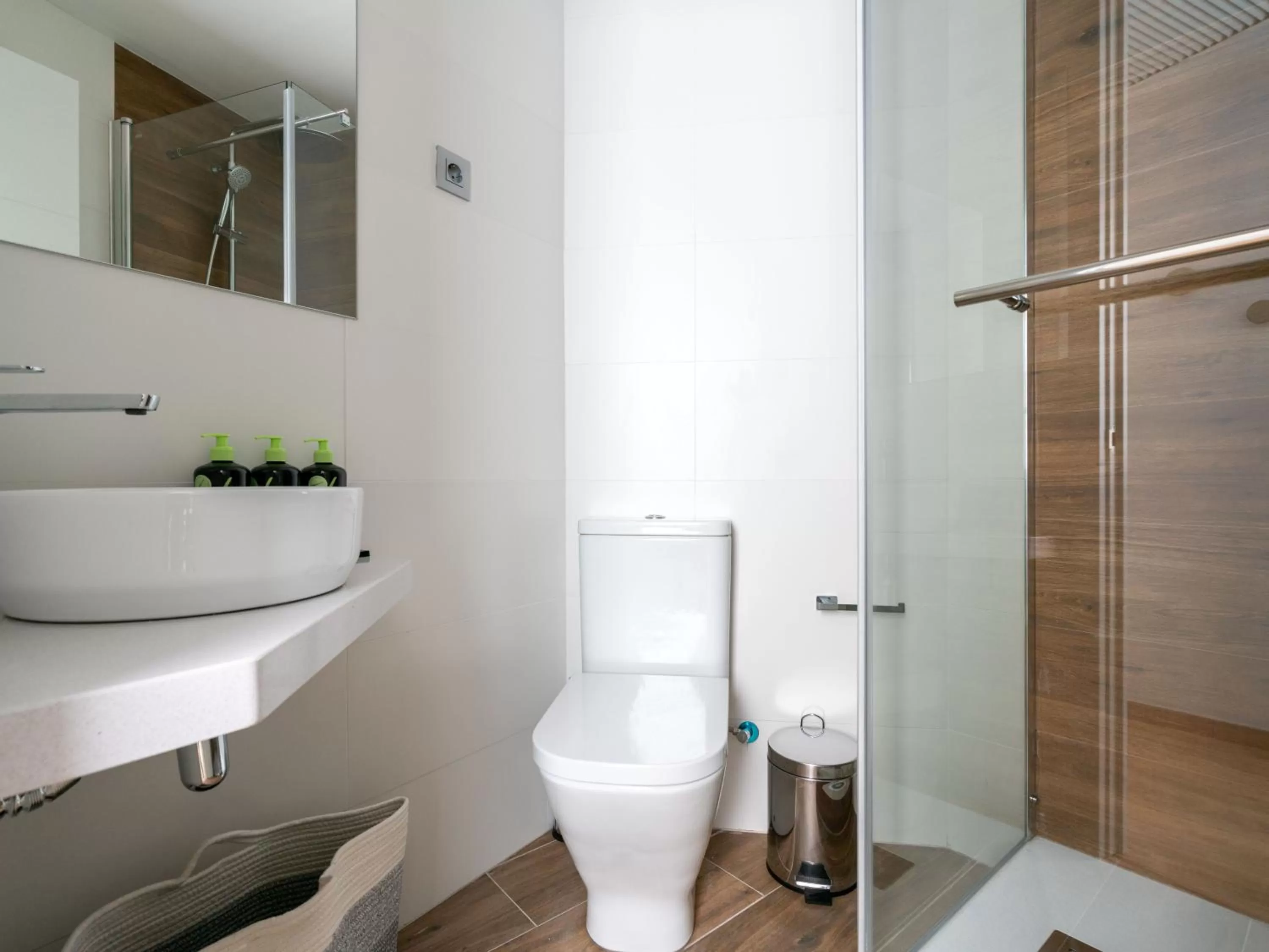 Shower in Limehome Barcelona Carrer de Fontcoberta - Digital Access