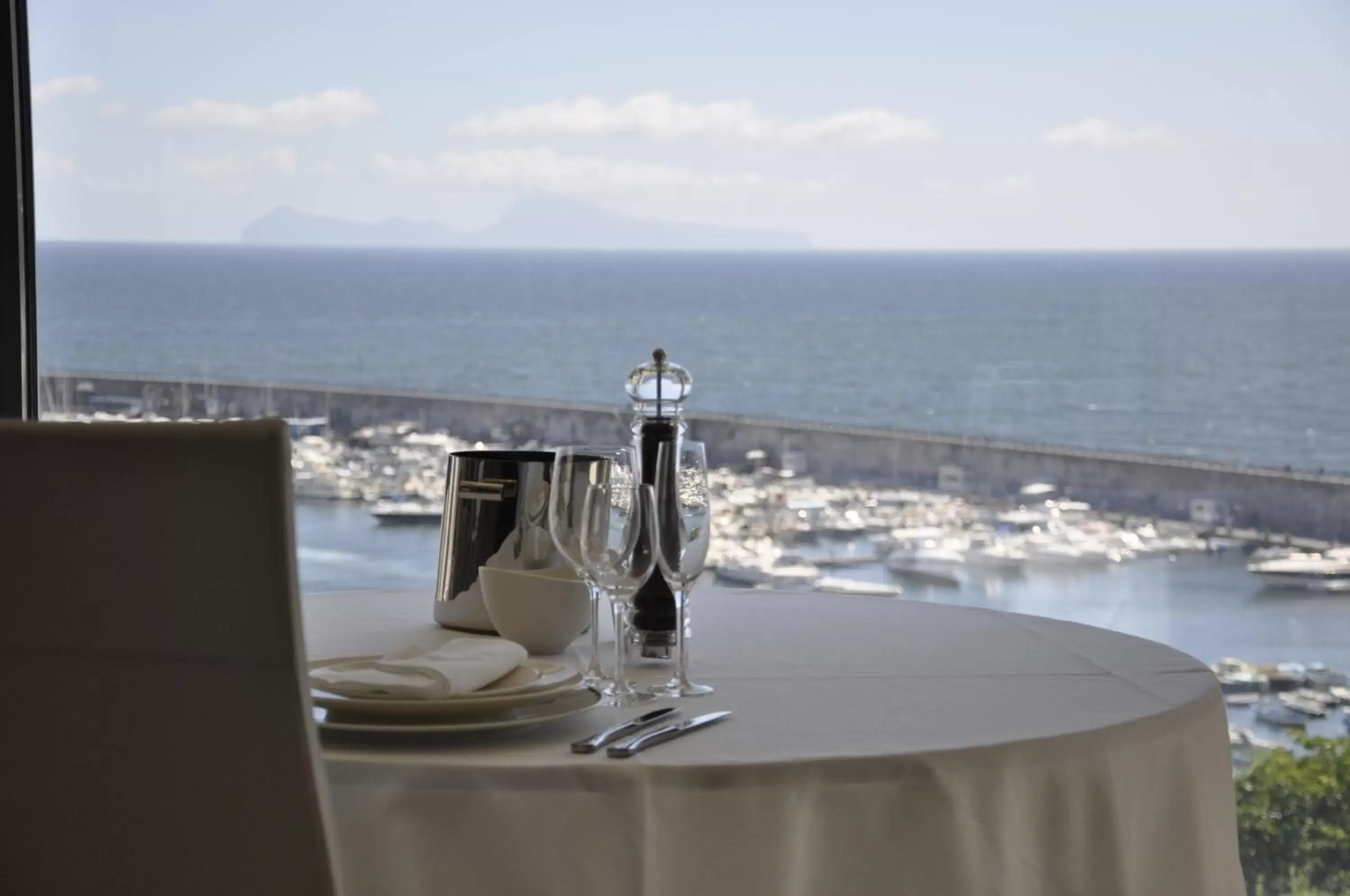 Restaurant/places to eat in Hotel Poseidon