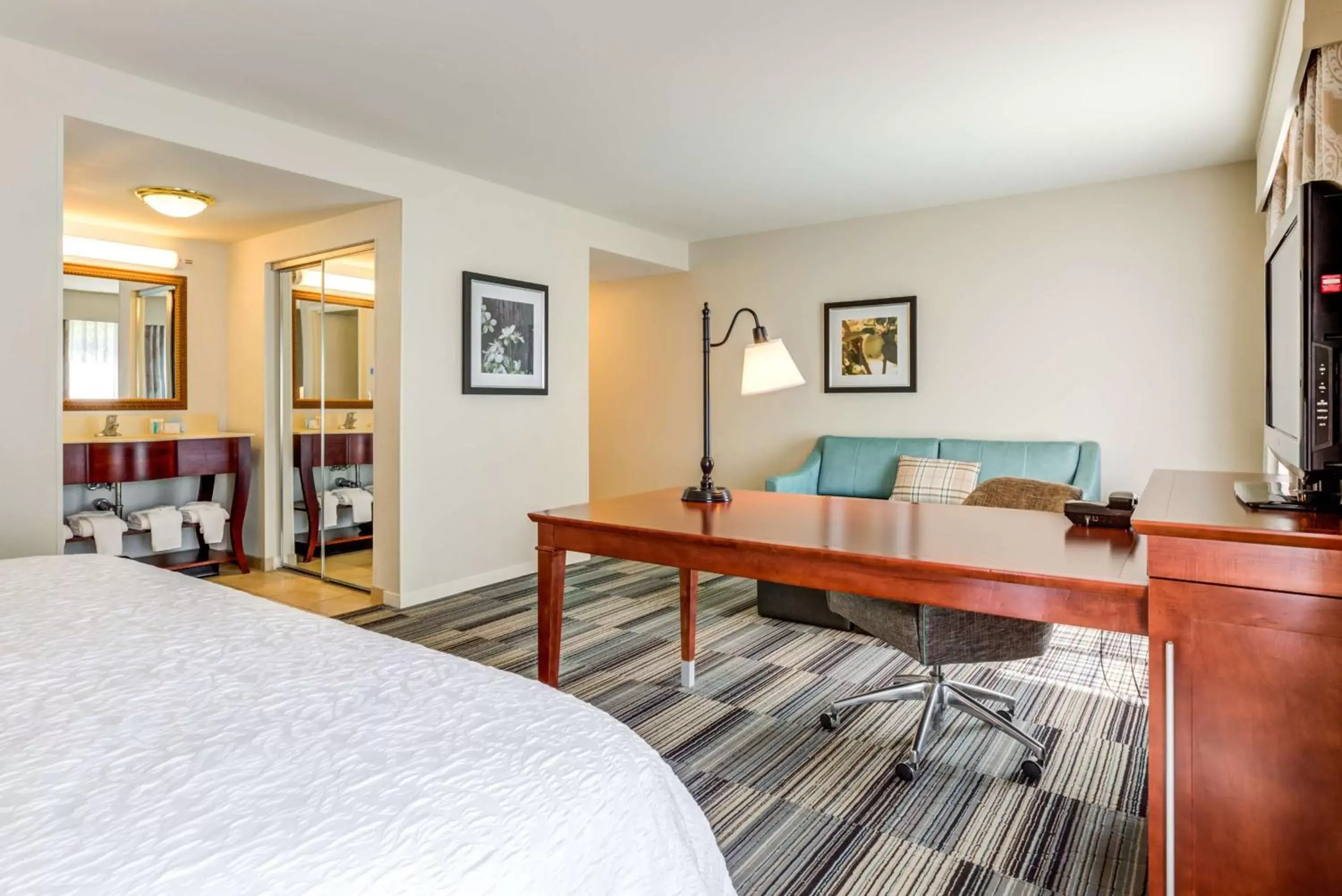 Bedroom, Bed in Hampton Inn & Suites Westford-Chelmsford