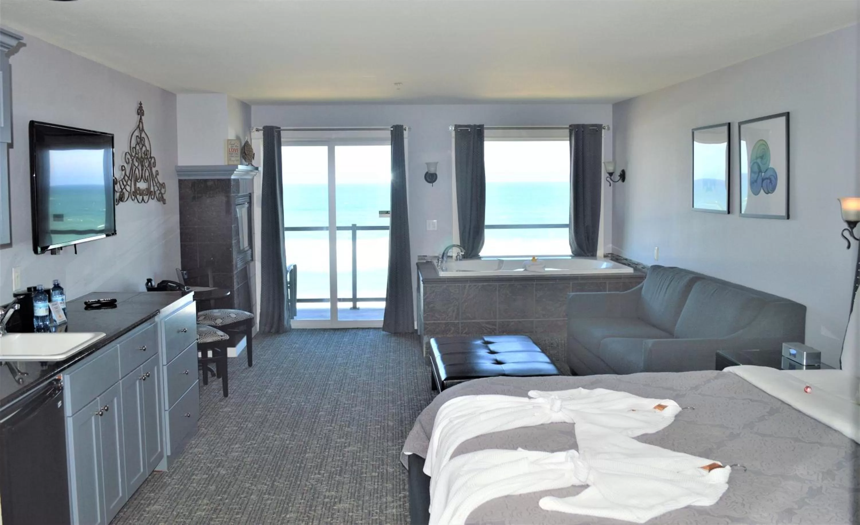 Photo of the whole room, Bed in Starfish Manor Oceanfront Hotel