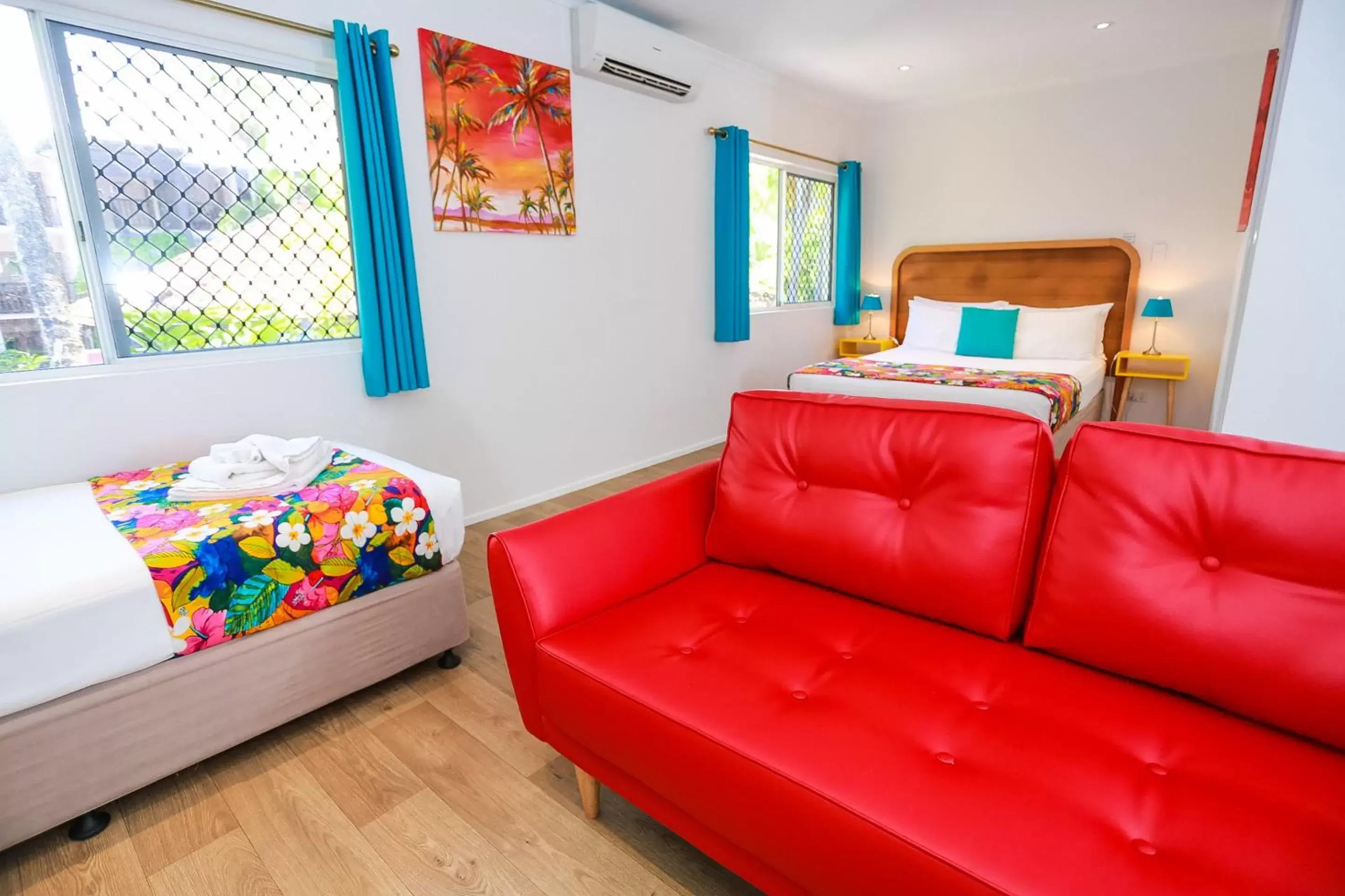 Bed, Seating Area in Port Douglas Motel