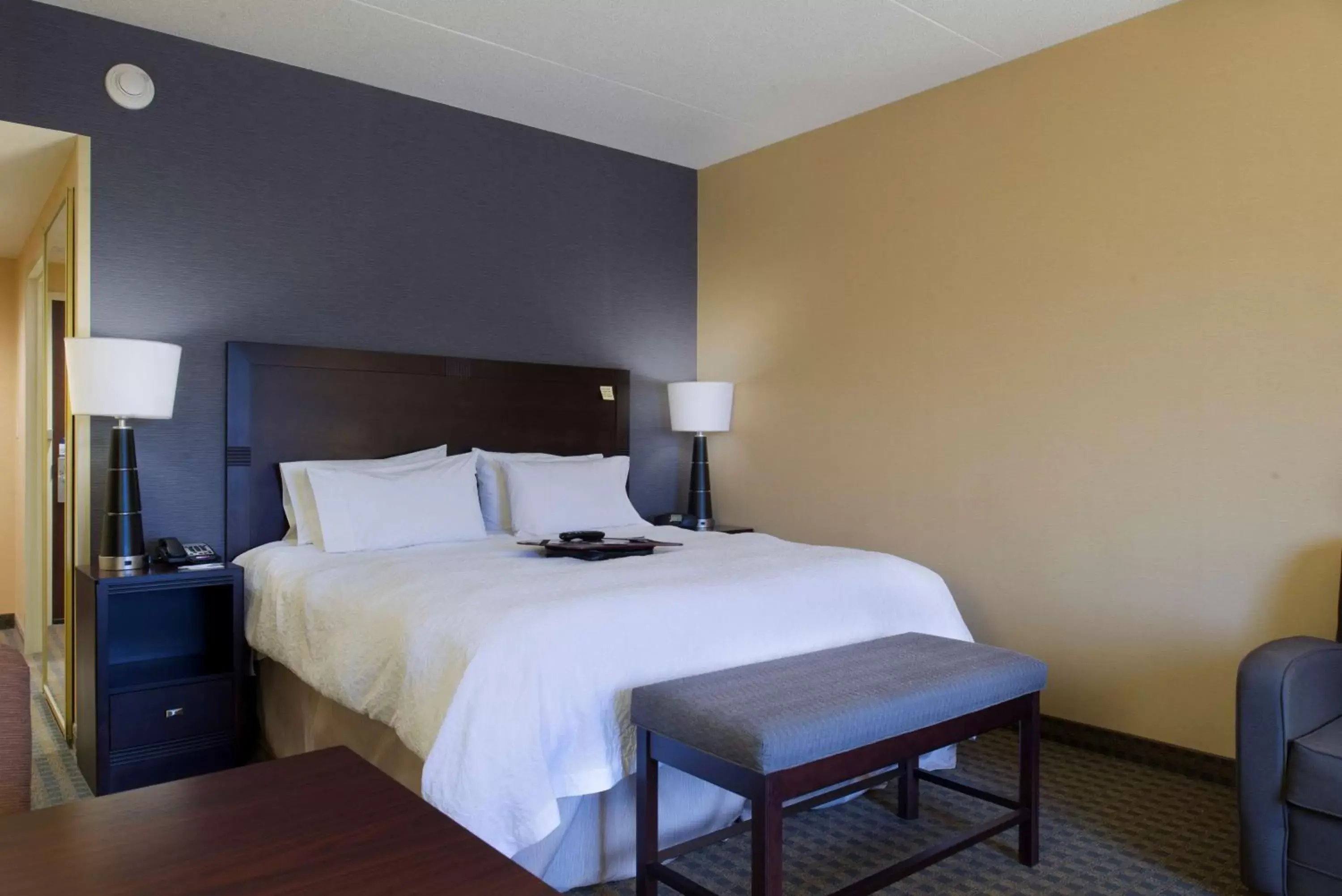 Bed in Hampton Inn & Suites Vineland