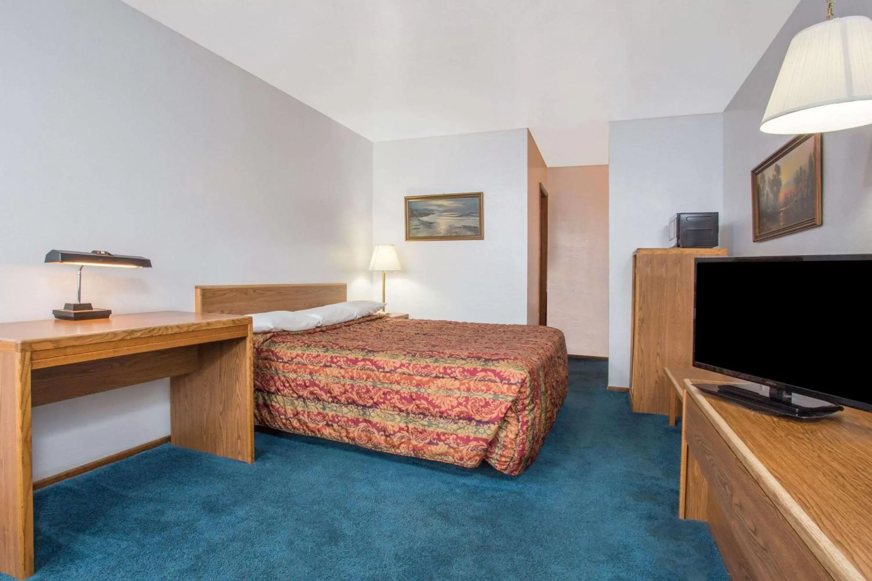 Photo of the whole room, Bed in Knights Inn Boardman Photo of the whole room, Bed in Knights Inn Boardman