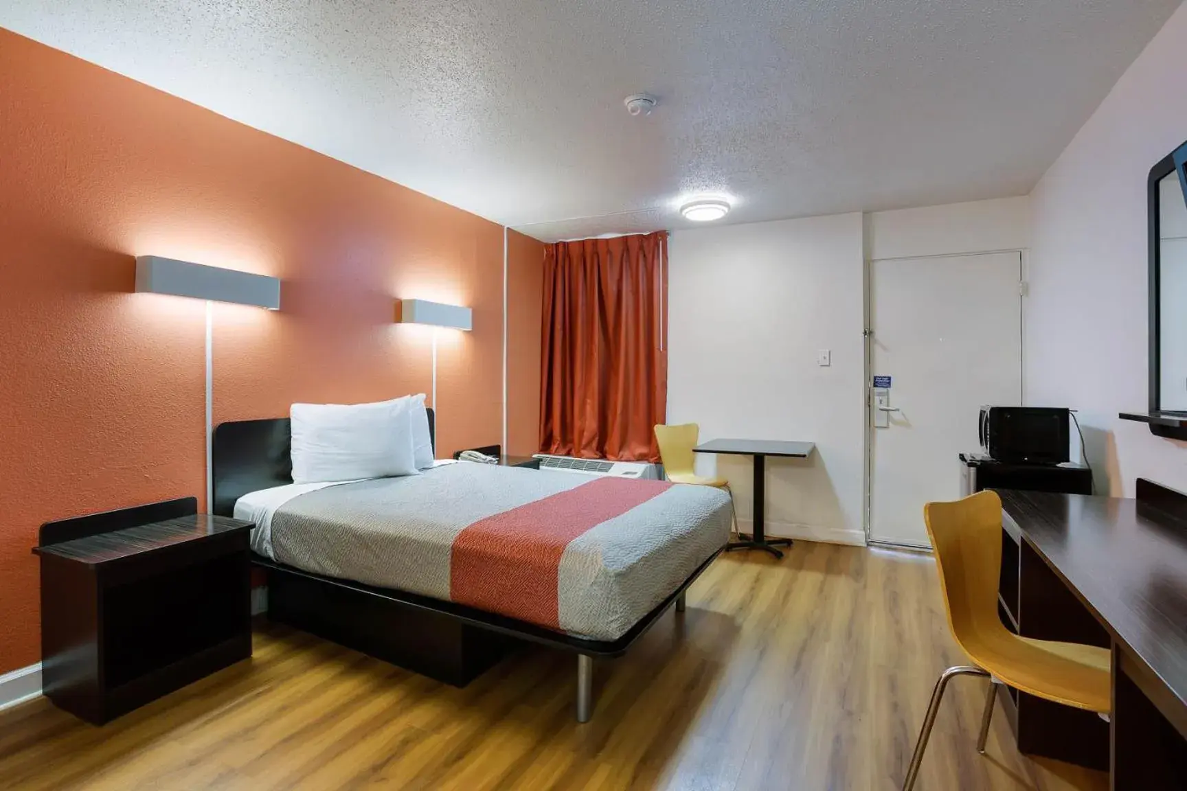 Deluxe Queen Room in Studio 6 Gainesville, Fl Deluxe Queen Room in Studio 6 Gainesville, Fl