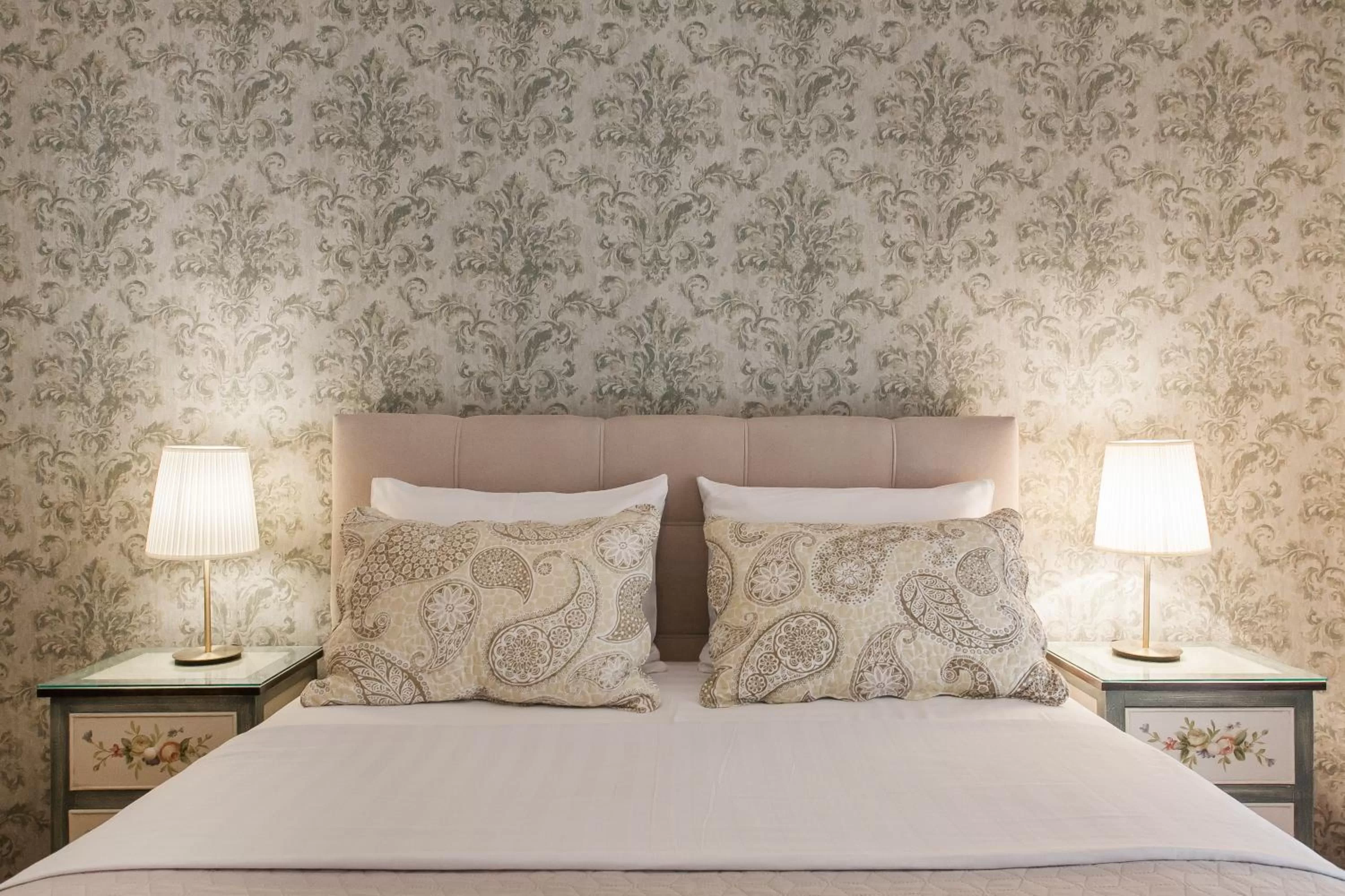 Bed in Nicholas Point Apartments and Rooms