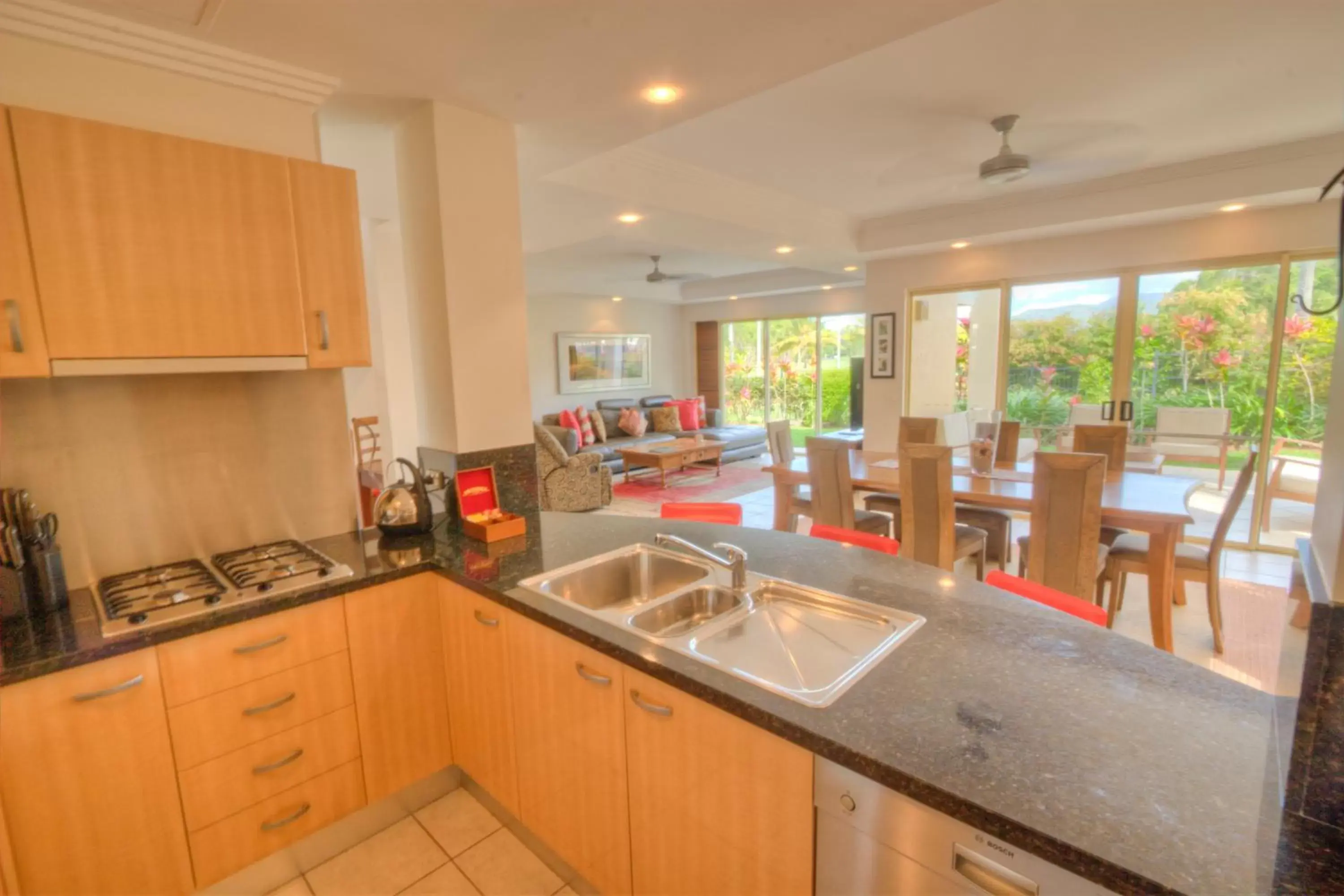 Kitchen or kitchenette, Kitchen/Kitchenette in Paradise Links Resort Port Douglas