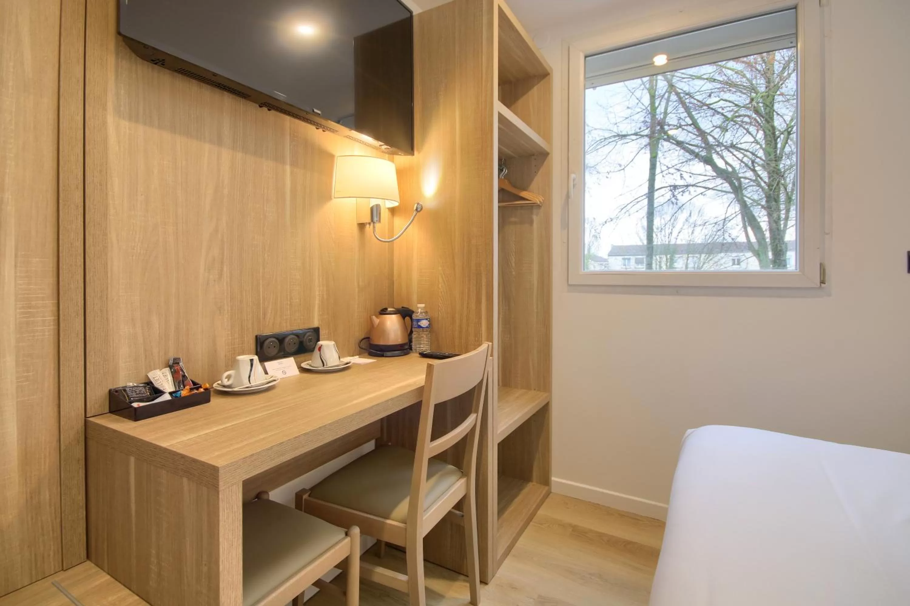 TV and multimedia in Sure Hotel by Best Western Reims Nord