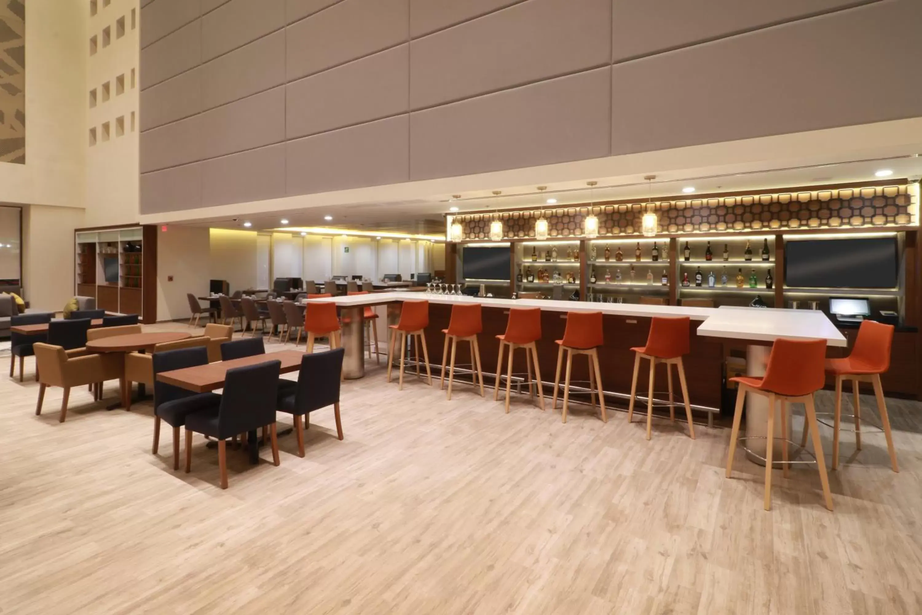 Lounge or bar, Restaurant/Places to Eat in Holiday Inn - Ciudad Juarez, an IHG Hotel