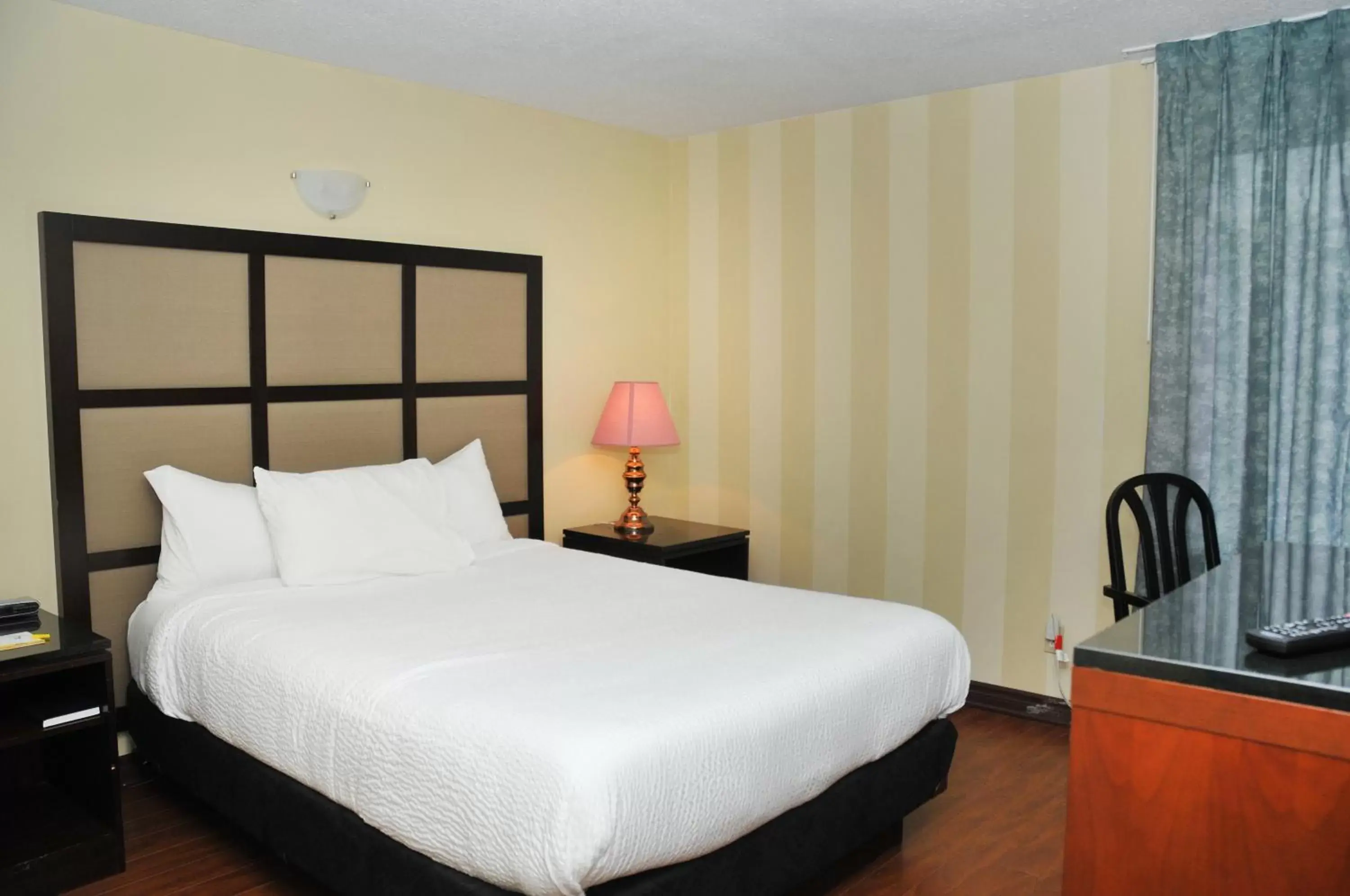 Photo of the whole room, Bed in Hotel Days Inn Blainville & Centre de Conférence