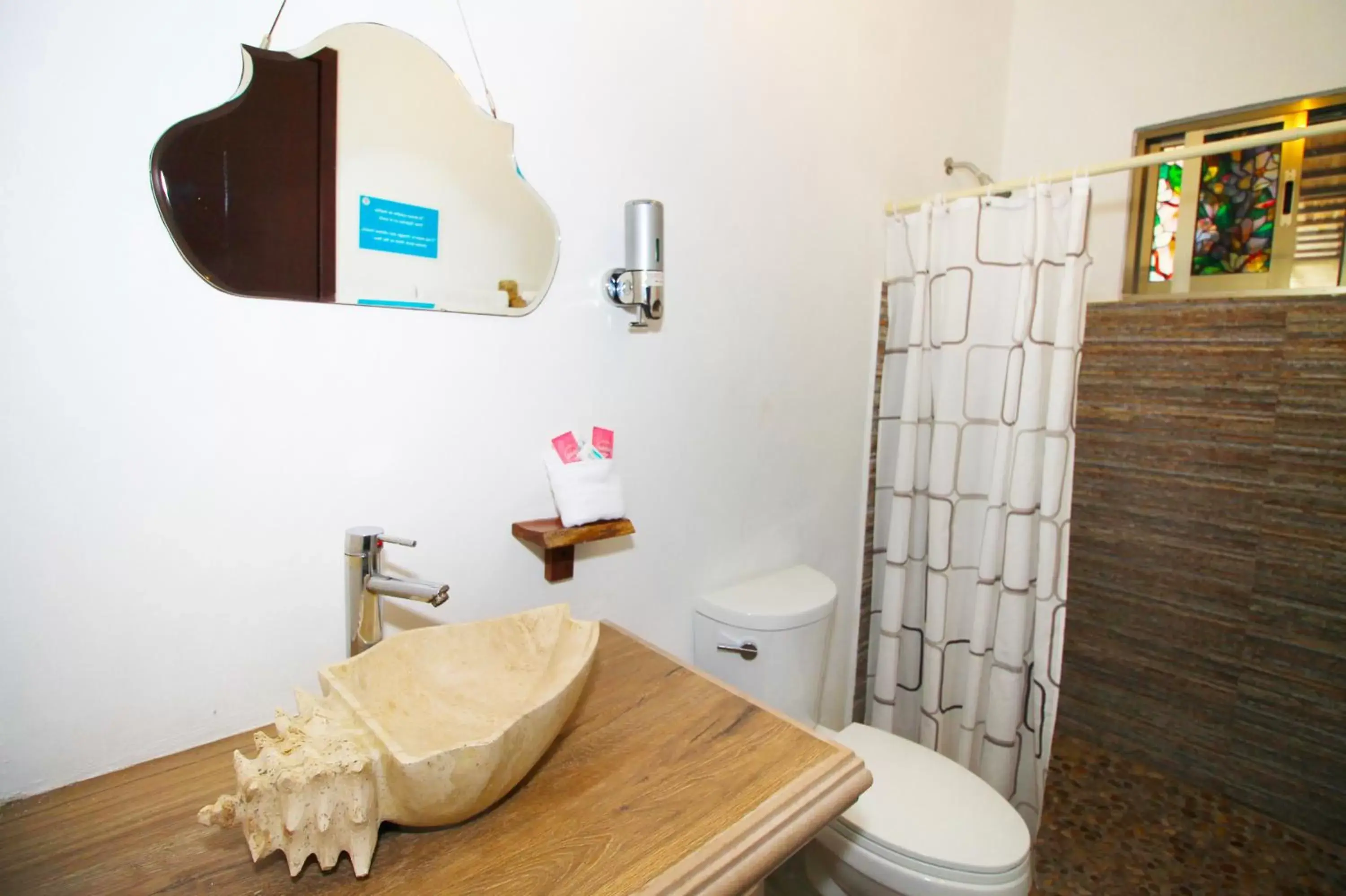Bathroom, Bed in Hotel Pancho Villas Bacalar Vista a Laguna