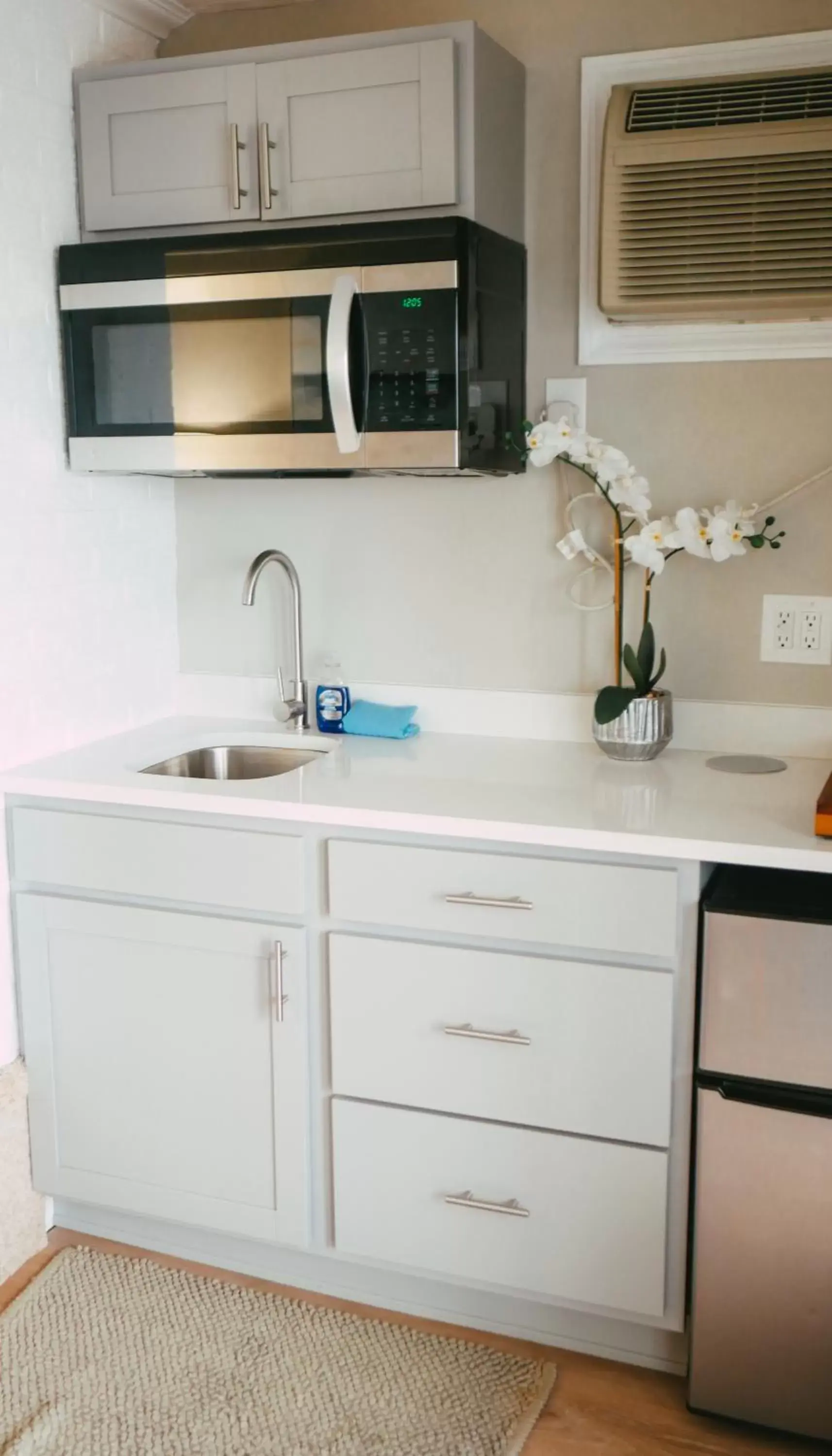 Kitchen/Kitchenette in The Atlantic Motel