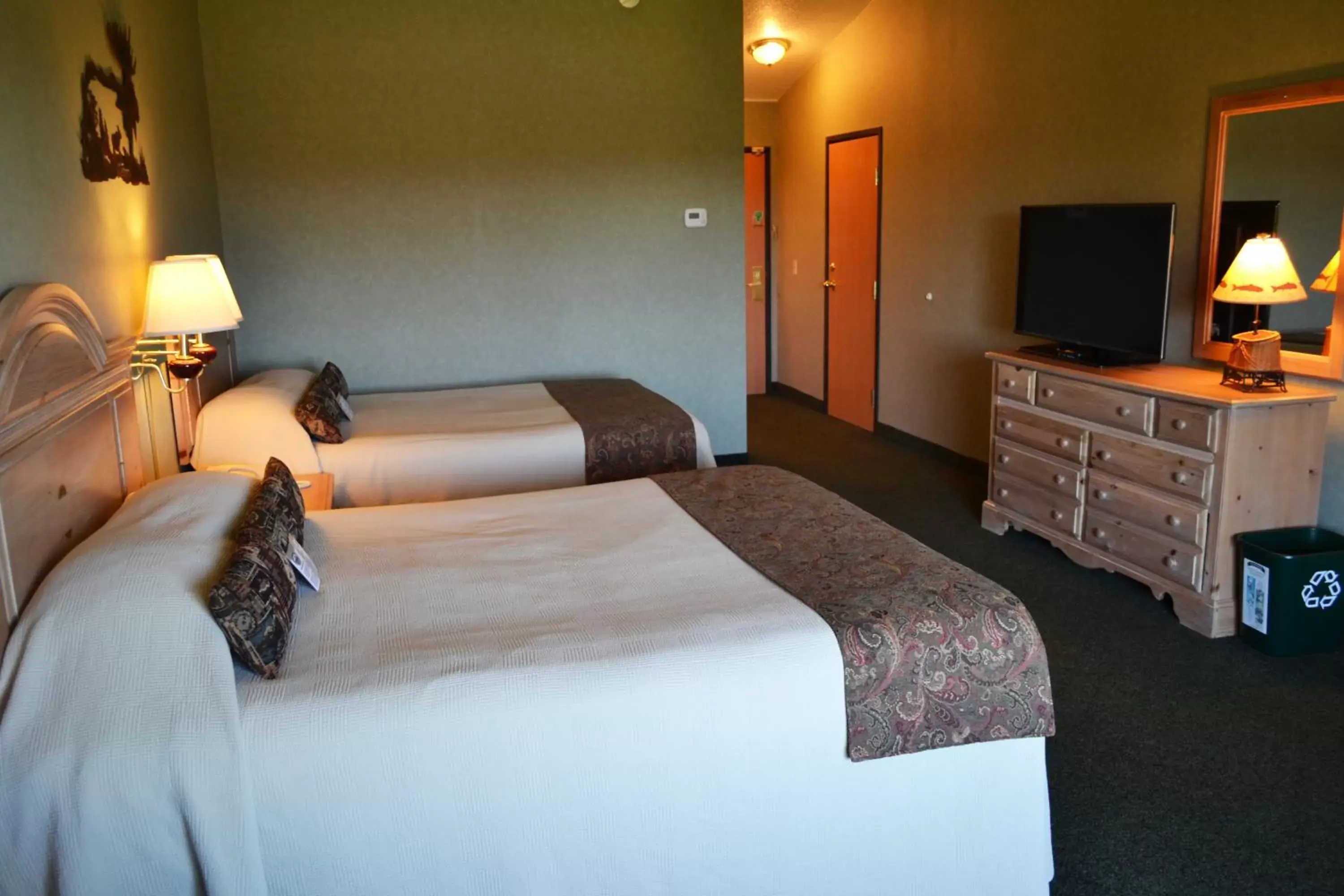 Photo of the whole room, Bed in Crooked River Lodge