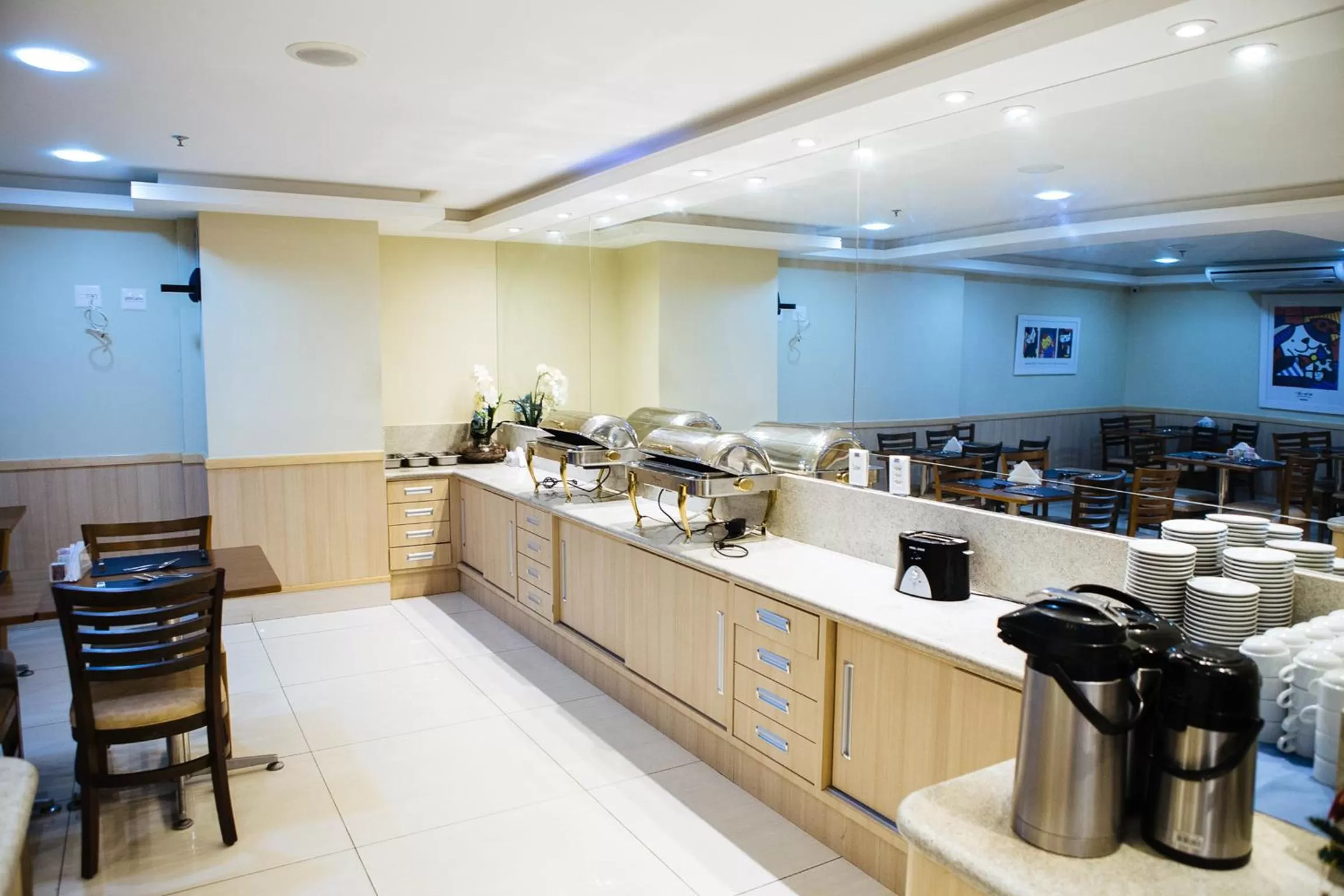 Restaurant/places to eat in Elegance Praia Hotel