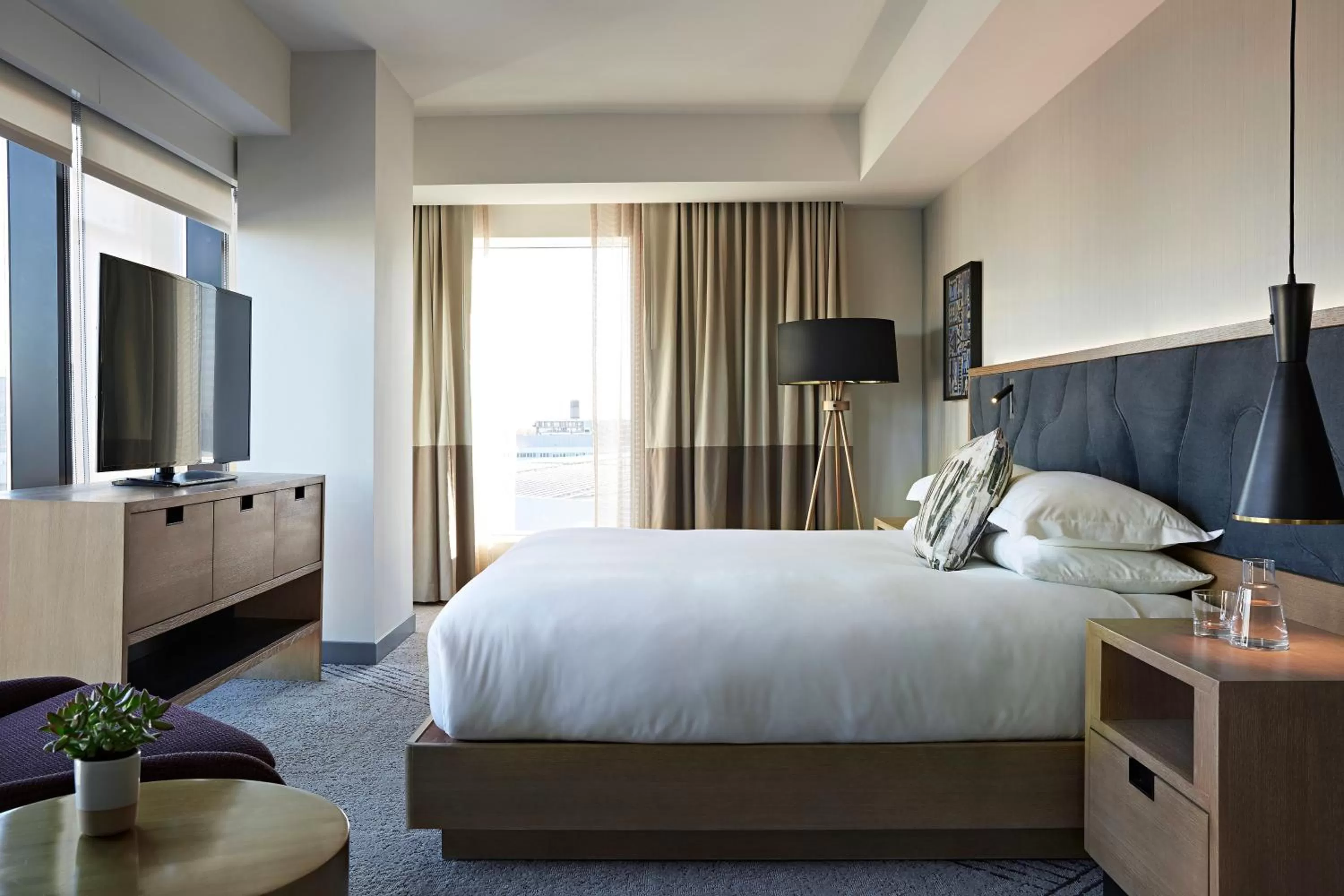 Photo of the whole room, Bed in Kimpton Sawyer Hotel by IHG