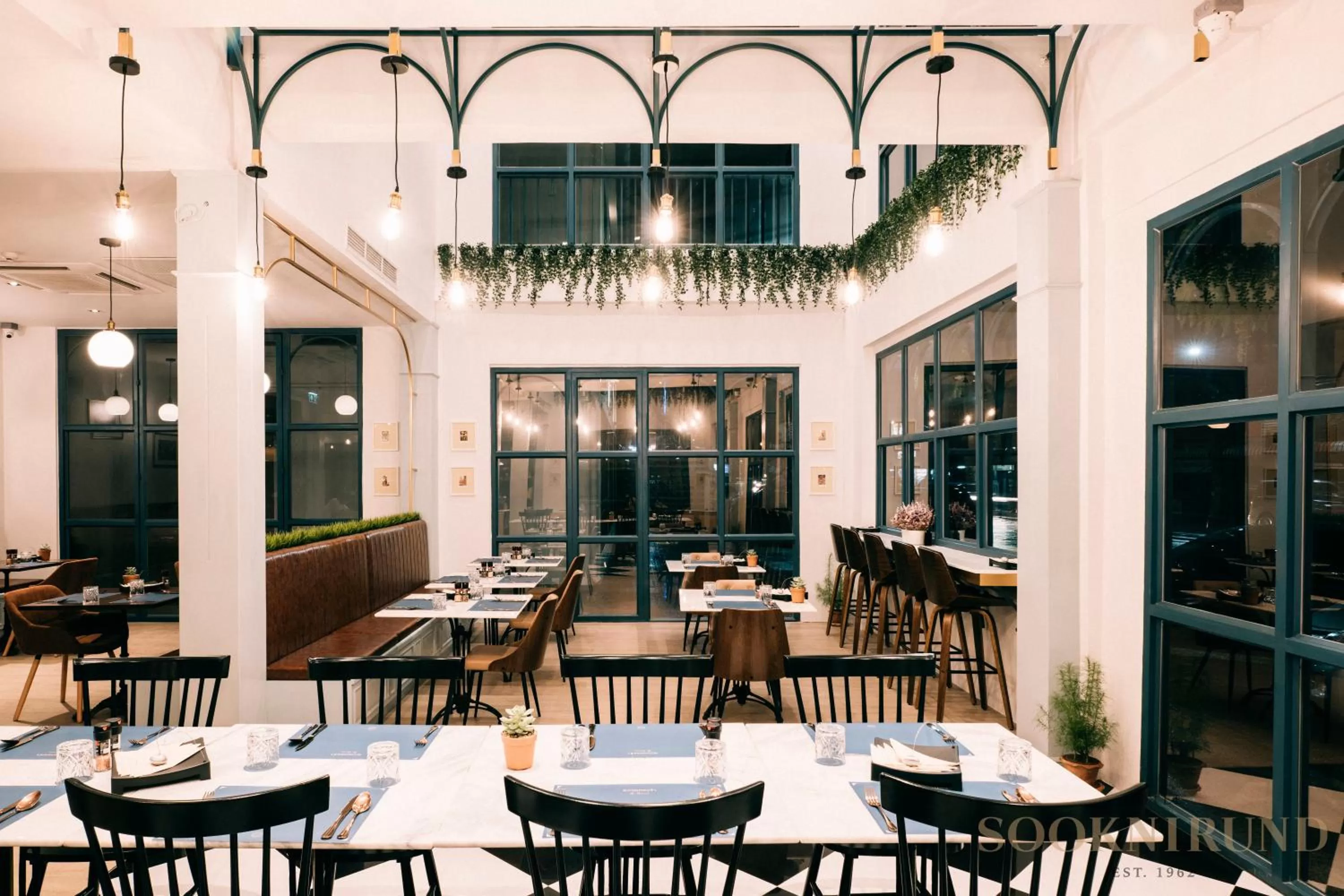 Restaurant/places to eat in SOOKNIRUND HOTEL