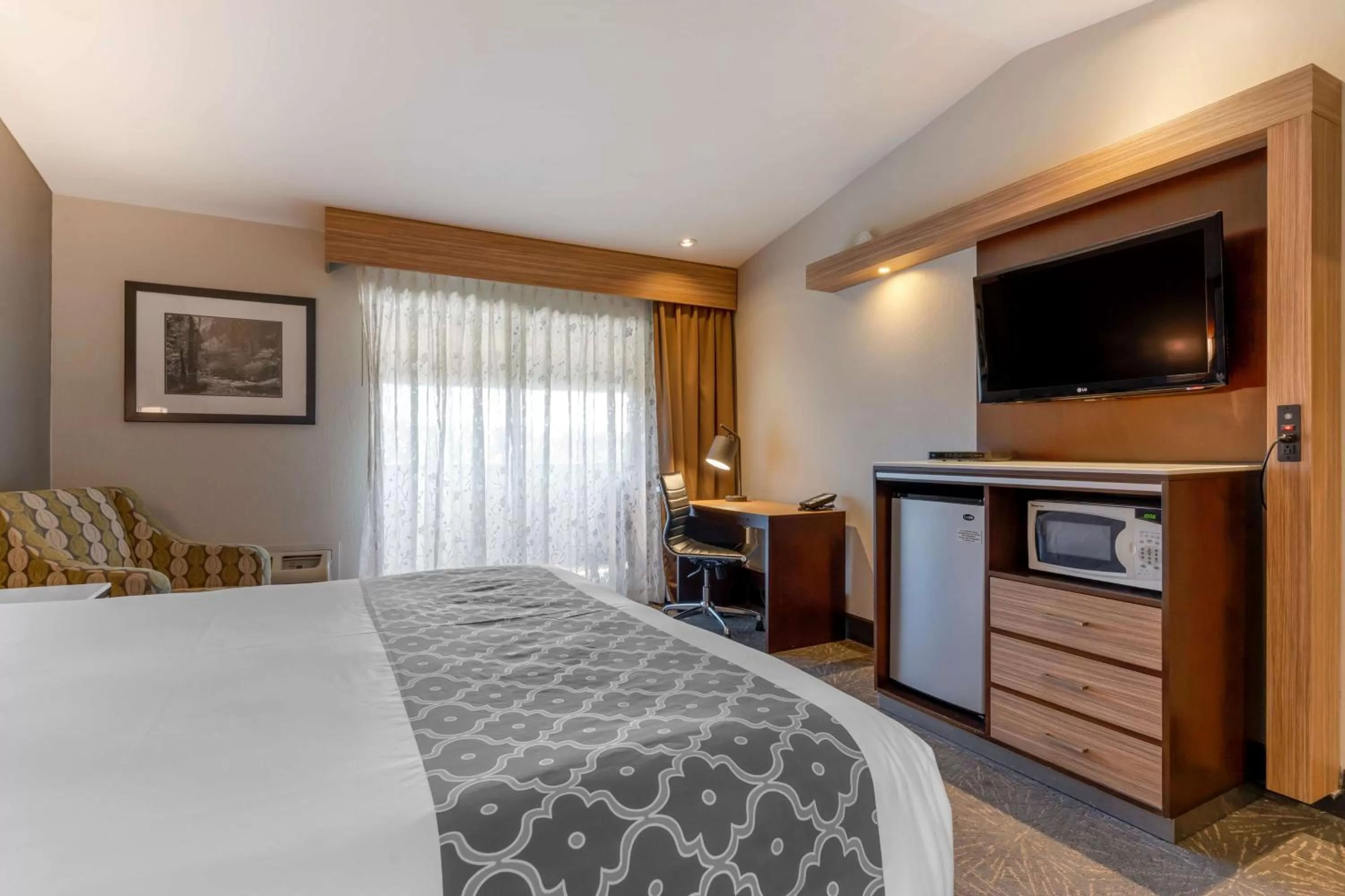 Bedroom, Bed in Best Western Plus Forest Park Inn