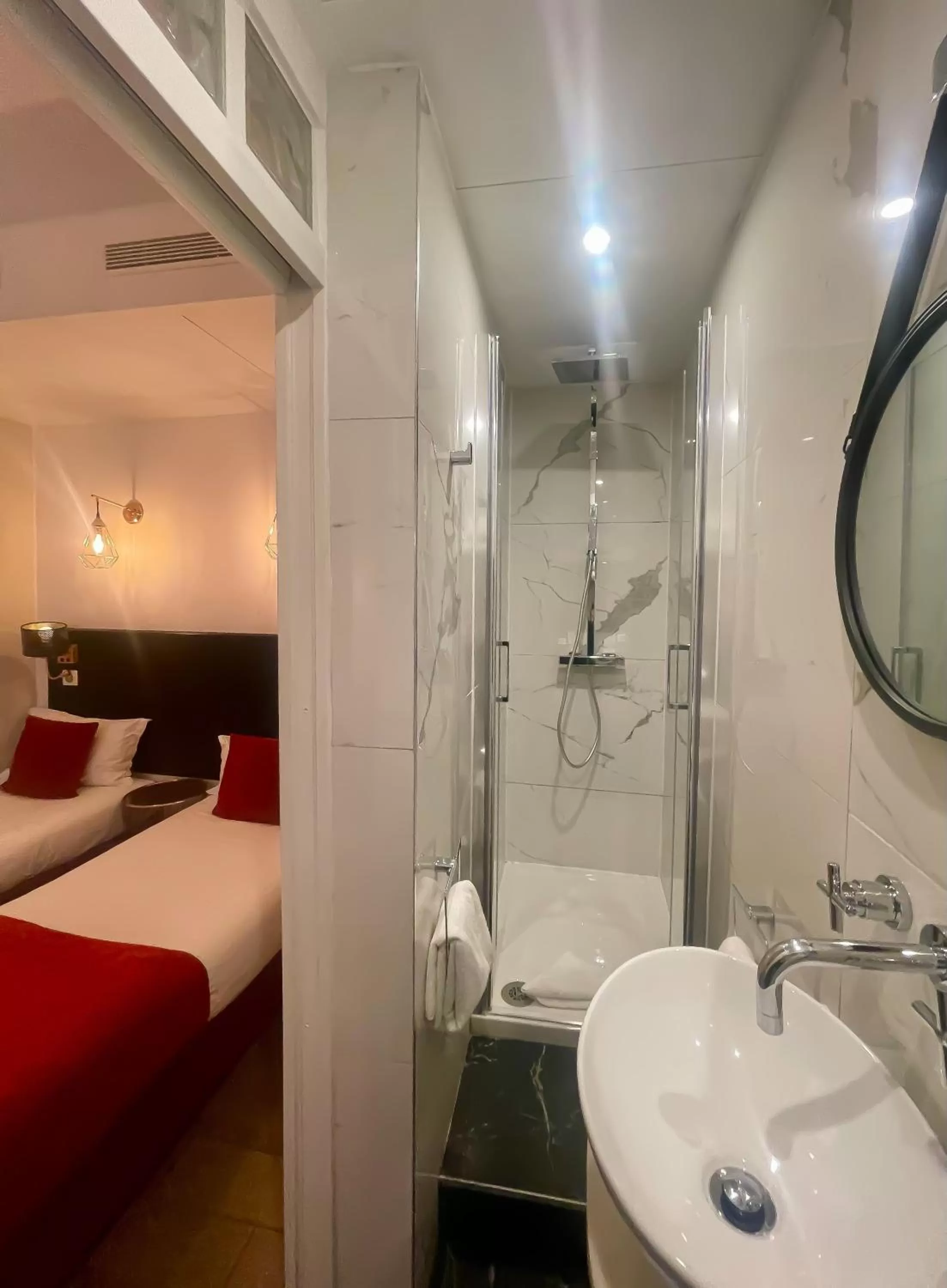 Bedroom, Bed in Hôtel Eiffel Rive Gauche