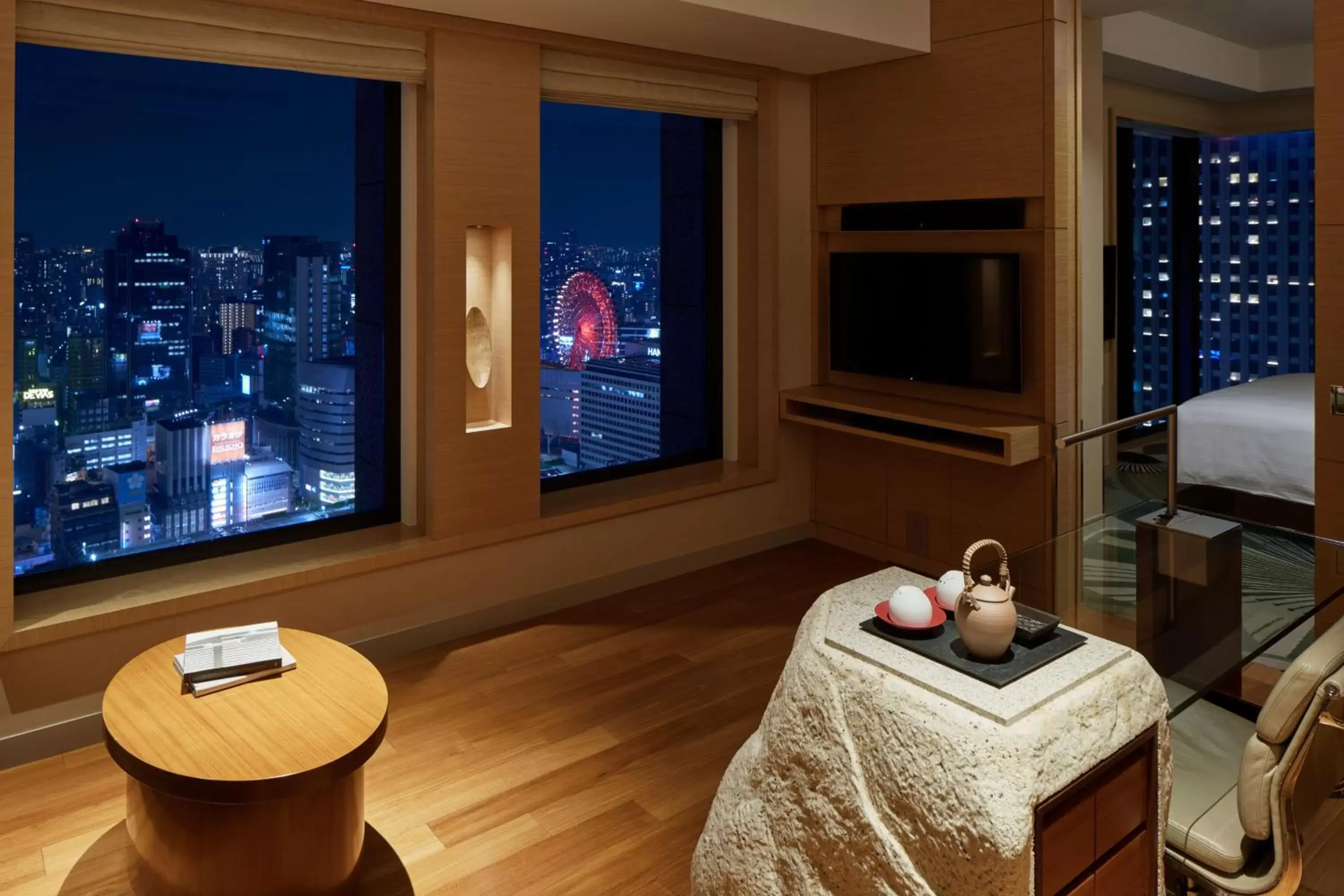 Bedroom, TV/Entertainment Center in InterContinental Hotel Osaka, an IHG Hotel