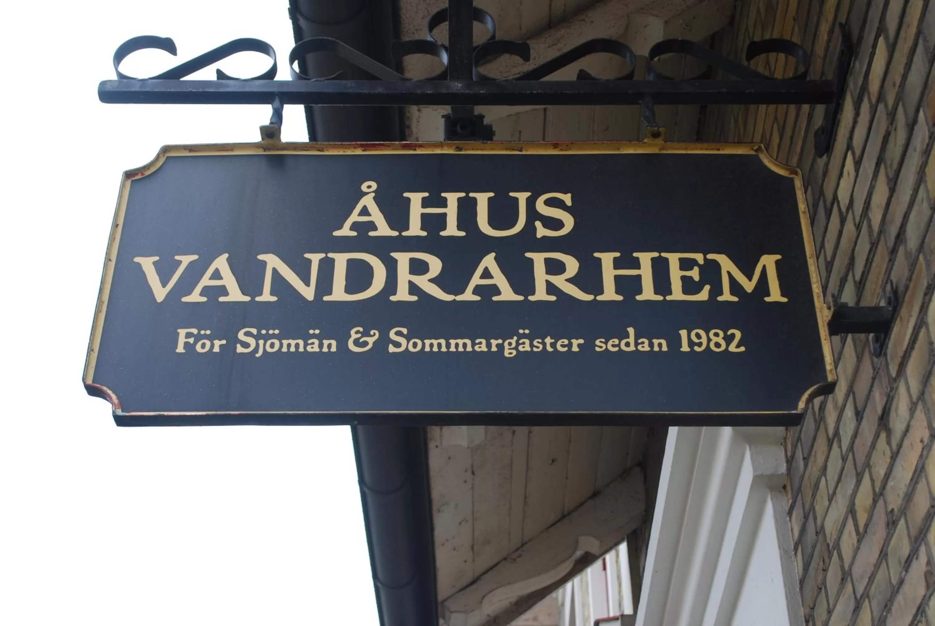 Property logo or sign in Åhus B&B och Vandrarhem