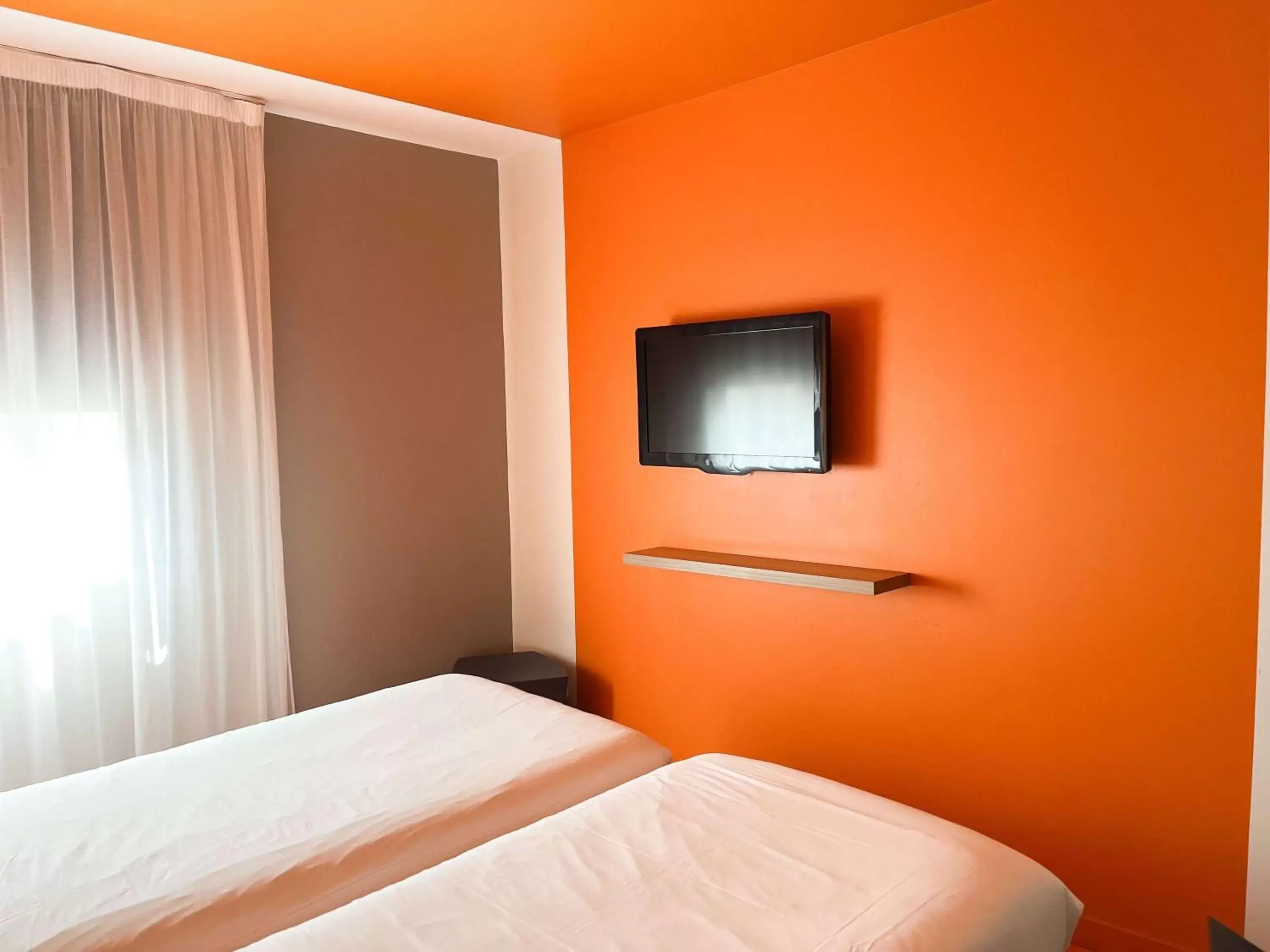 Bedroom, Bed in ibis Styles Nimes Gare Centre