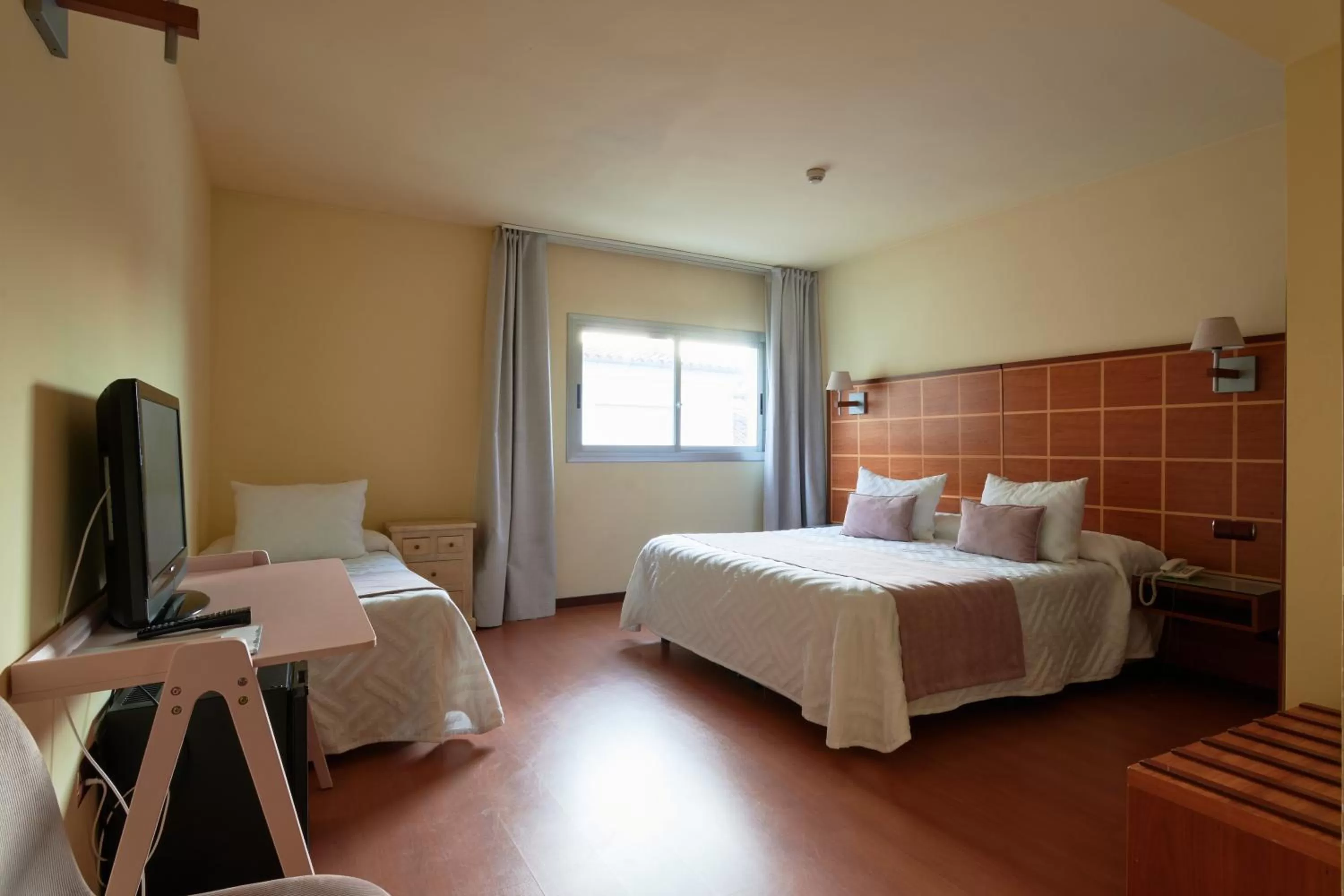 Photo of the whole room, Bed in Ramblas Vendrell