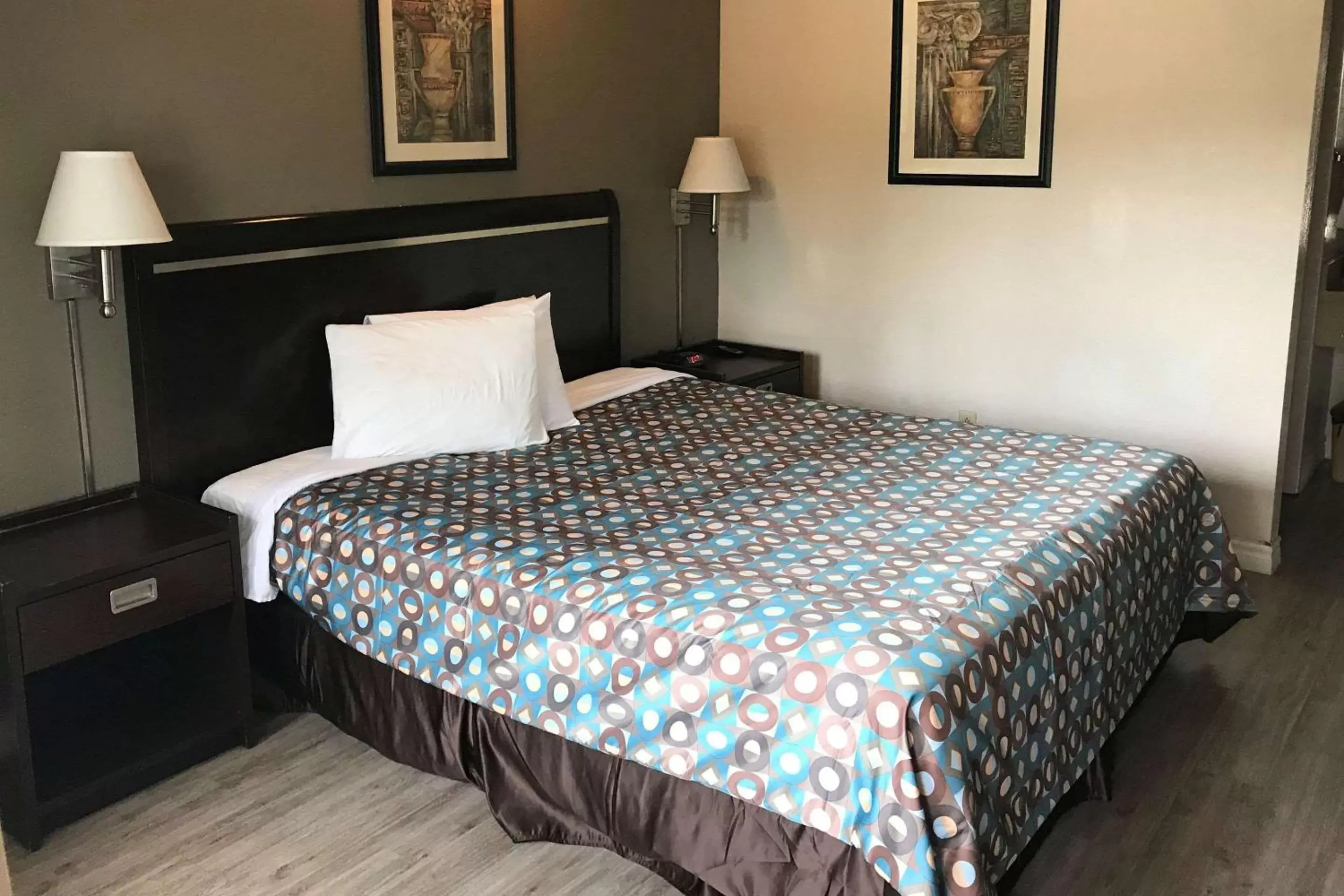 Photo of the whole room, Bed in Rodeway Inn Ontario Mills Mall