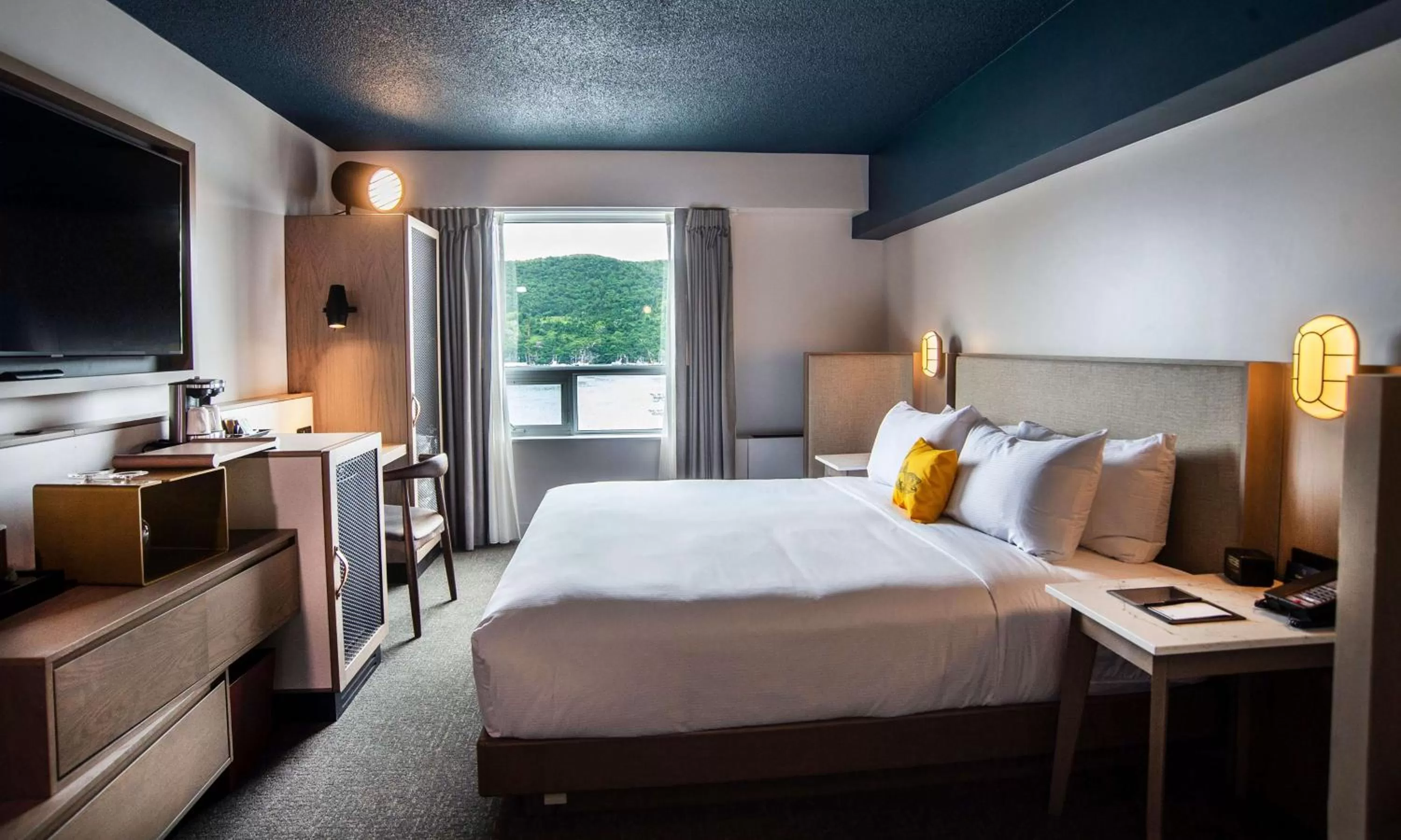 Bedroom, Bed in DoubleTree by Hilton St. John's Harbourview