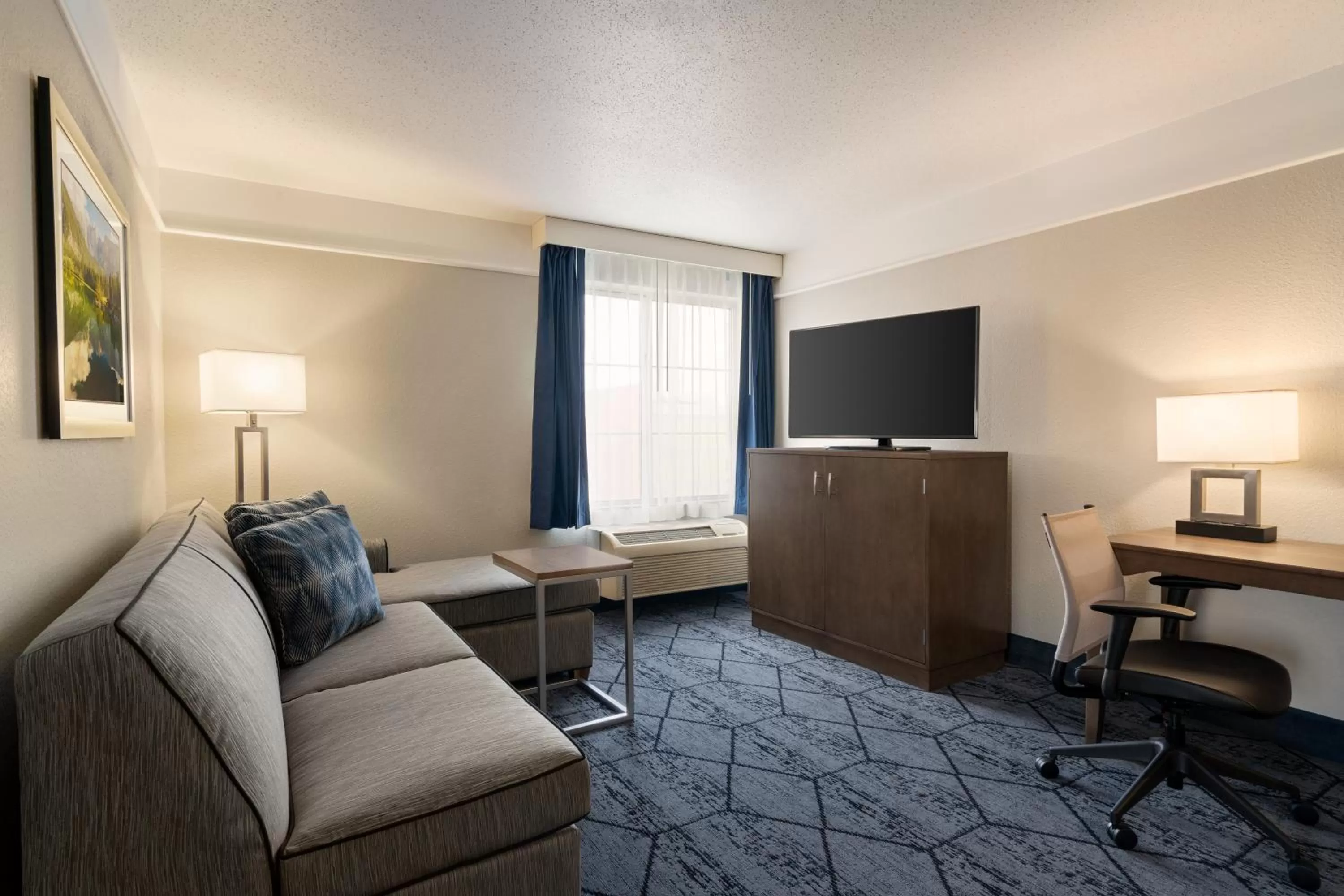 Living room in La Quinta Inn and Suites by Wyndham at WaTiki Waterpark
