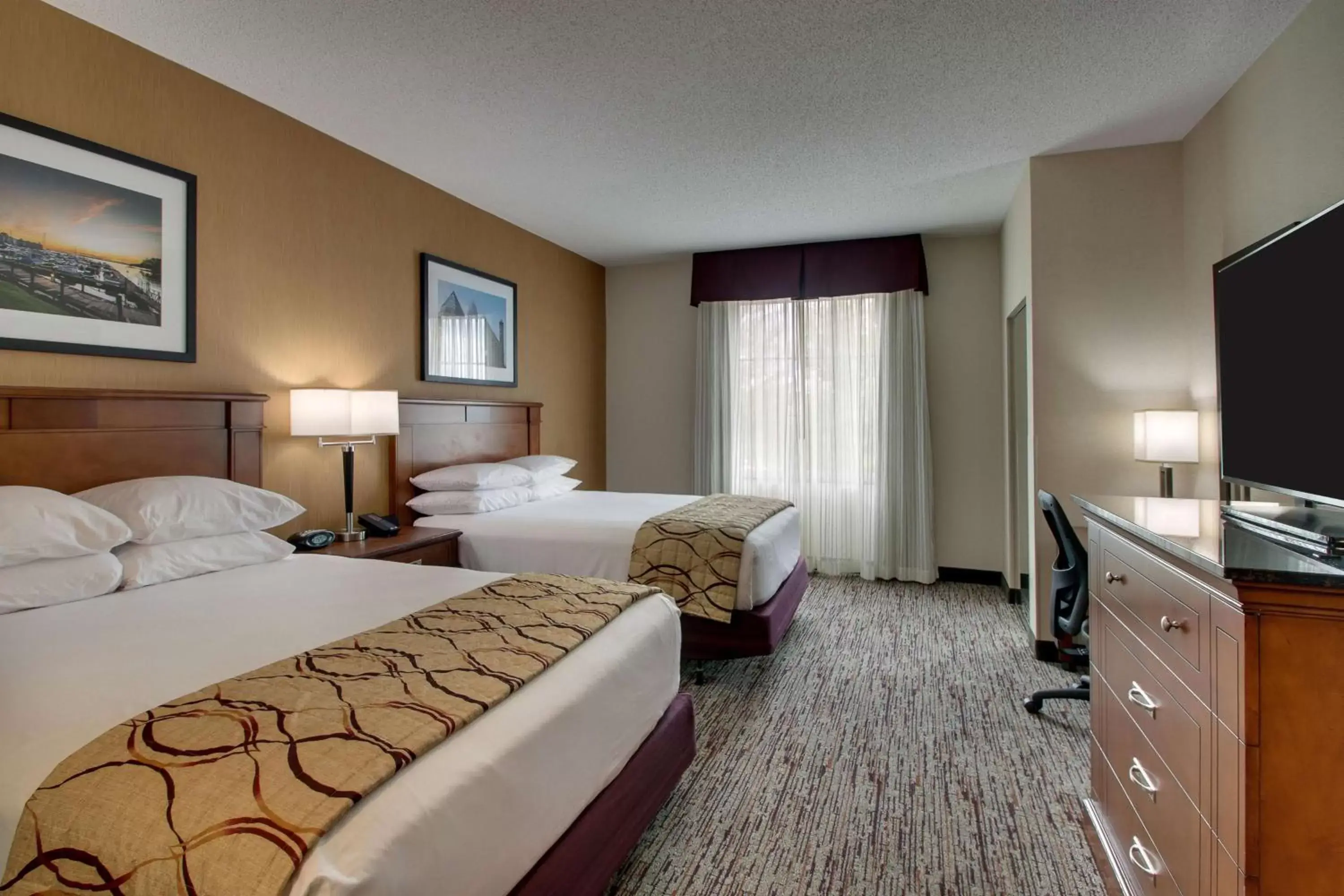 Photo of the whole room, Bed in Drury Inn & Suites Charlotte Northlake