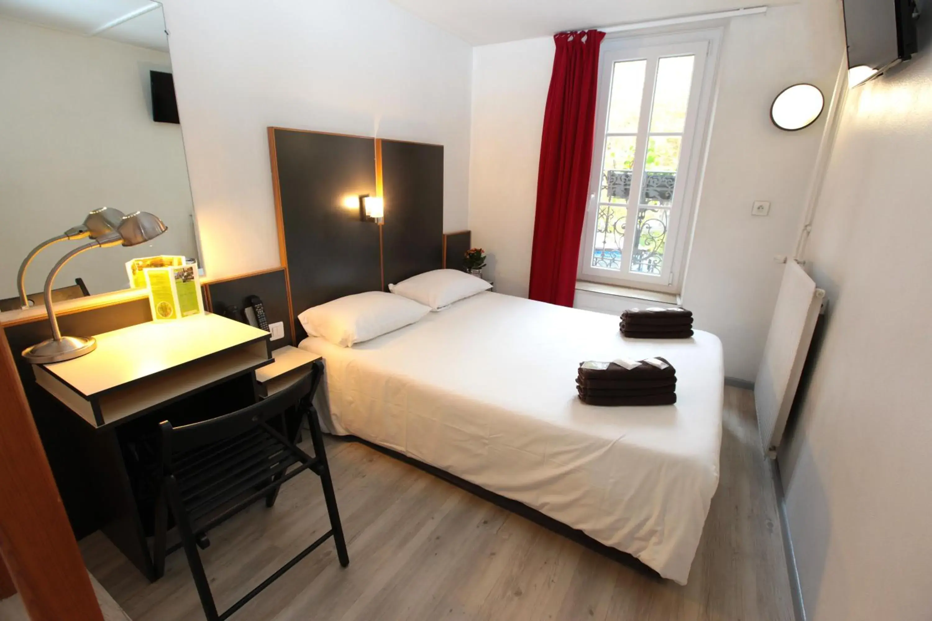 Bedroom, Bed in Hôtel La Chartreuse
