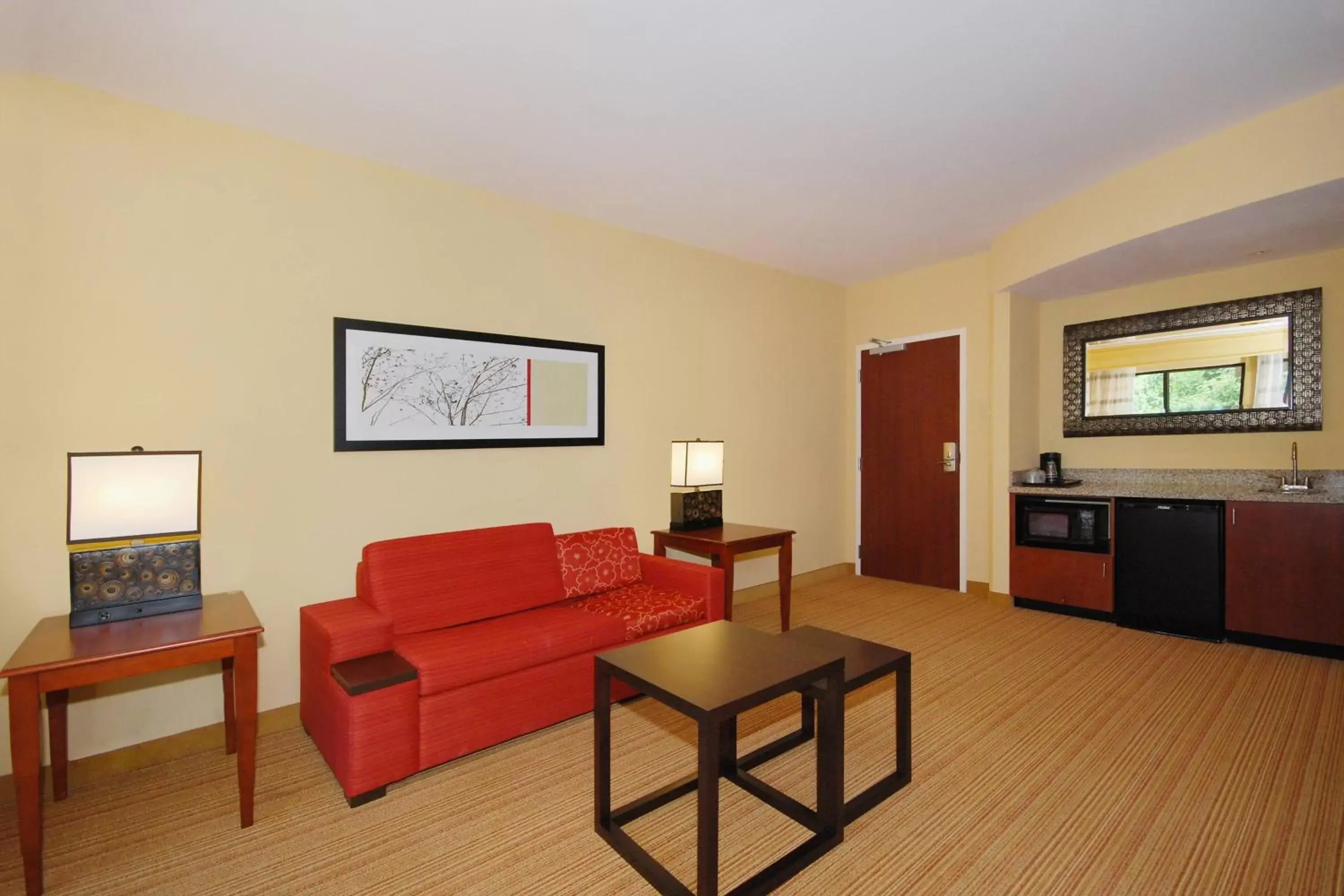 Photo of the whole room, Seating Area in Courtyard by Marriott Vicksburg