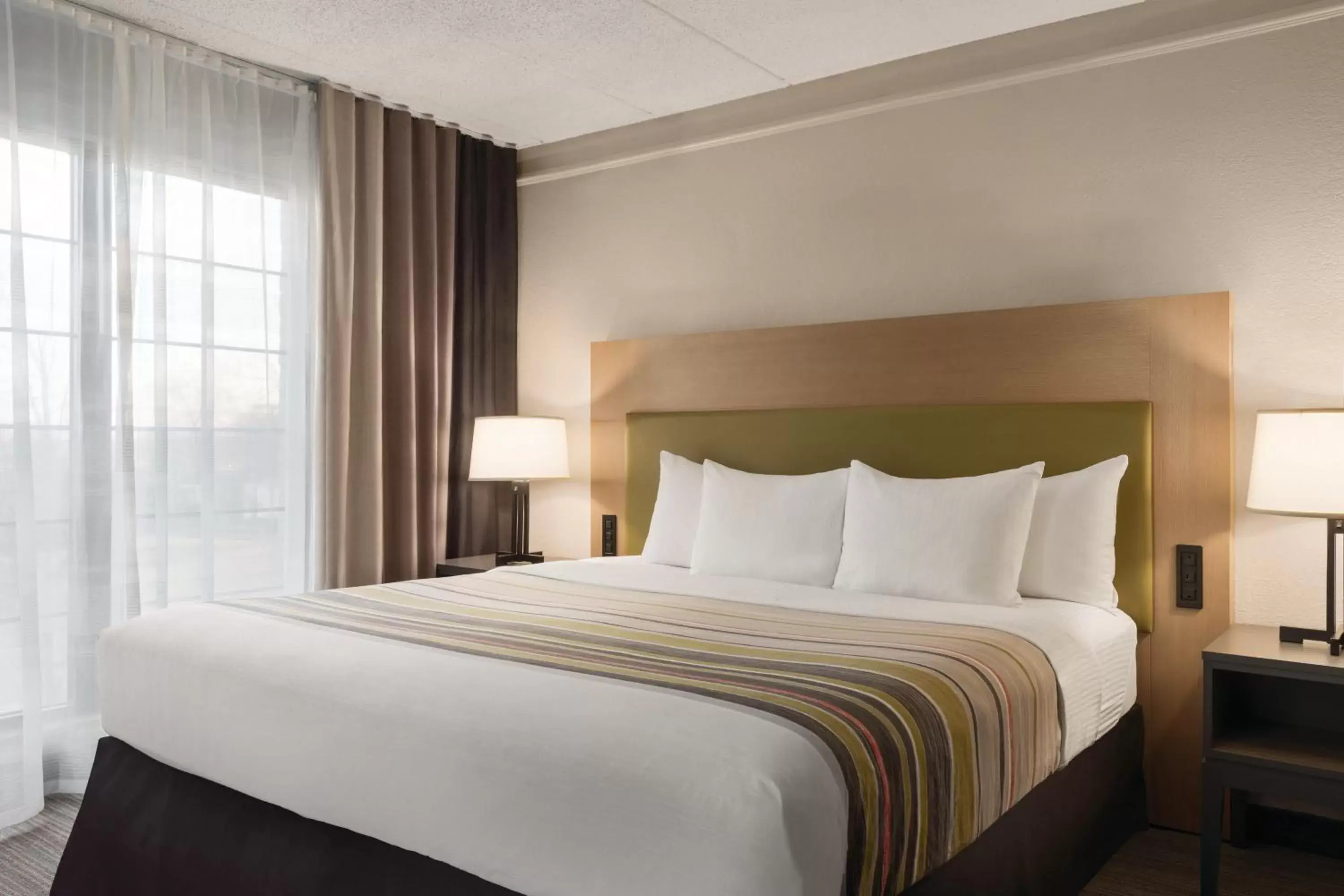 Bed in Country Inn & Suites by Radisson, Chicago-Hoffman