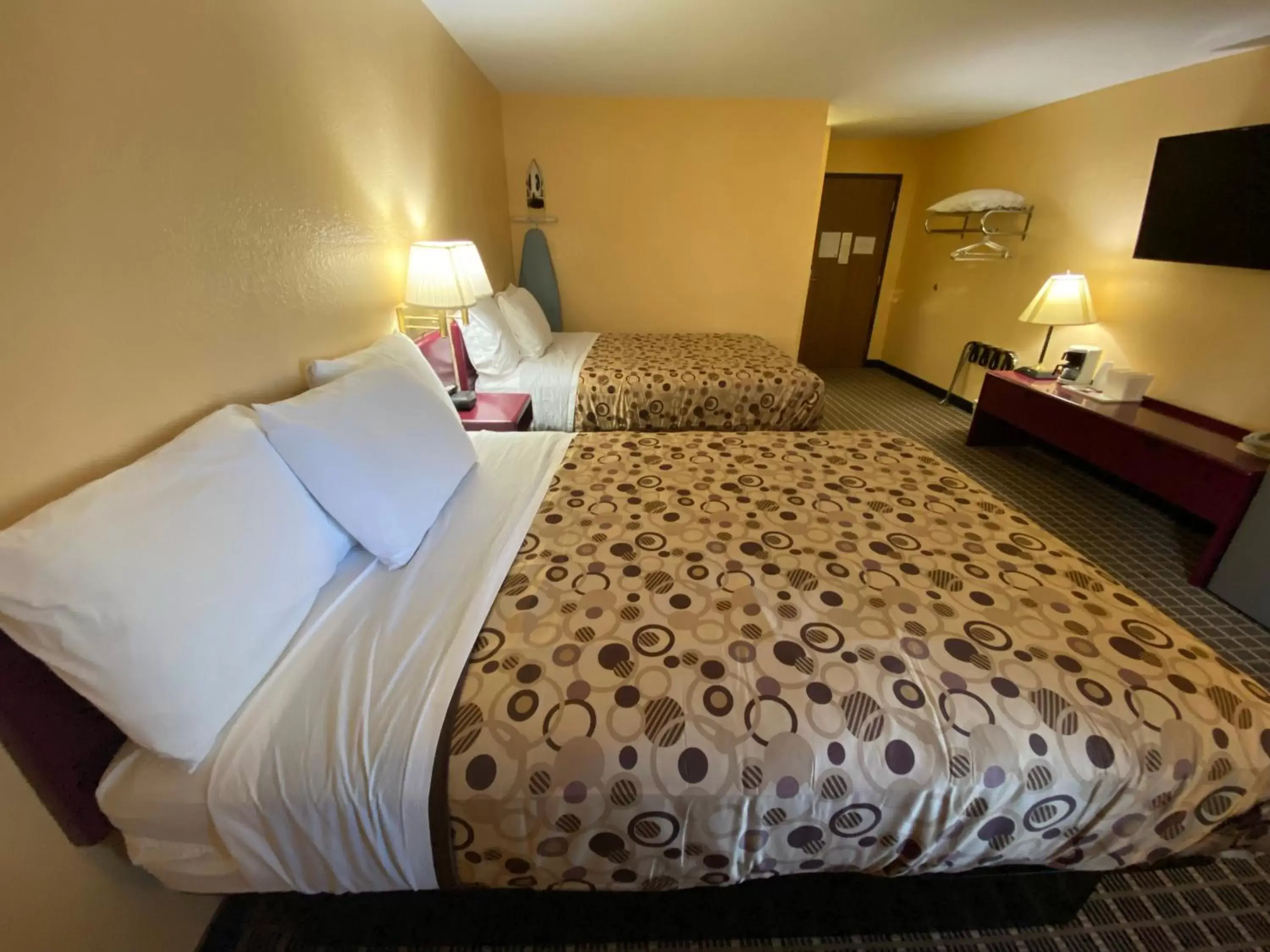Photo of the whole room, Bed in America's Stay Inn Stewartville