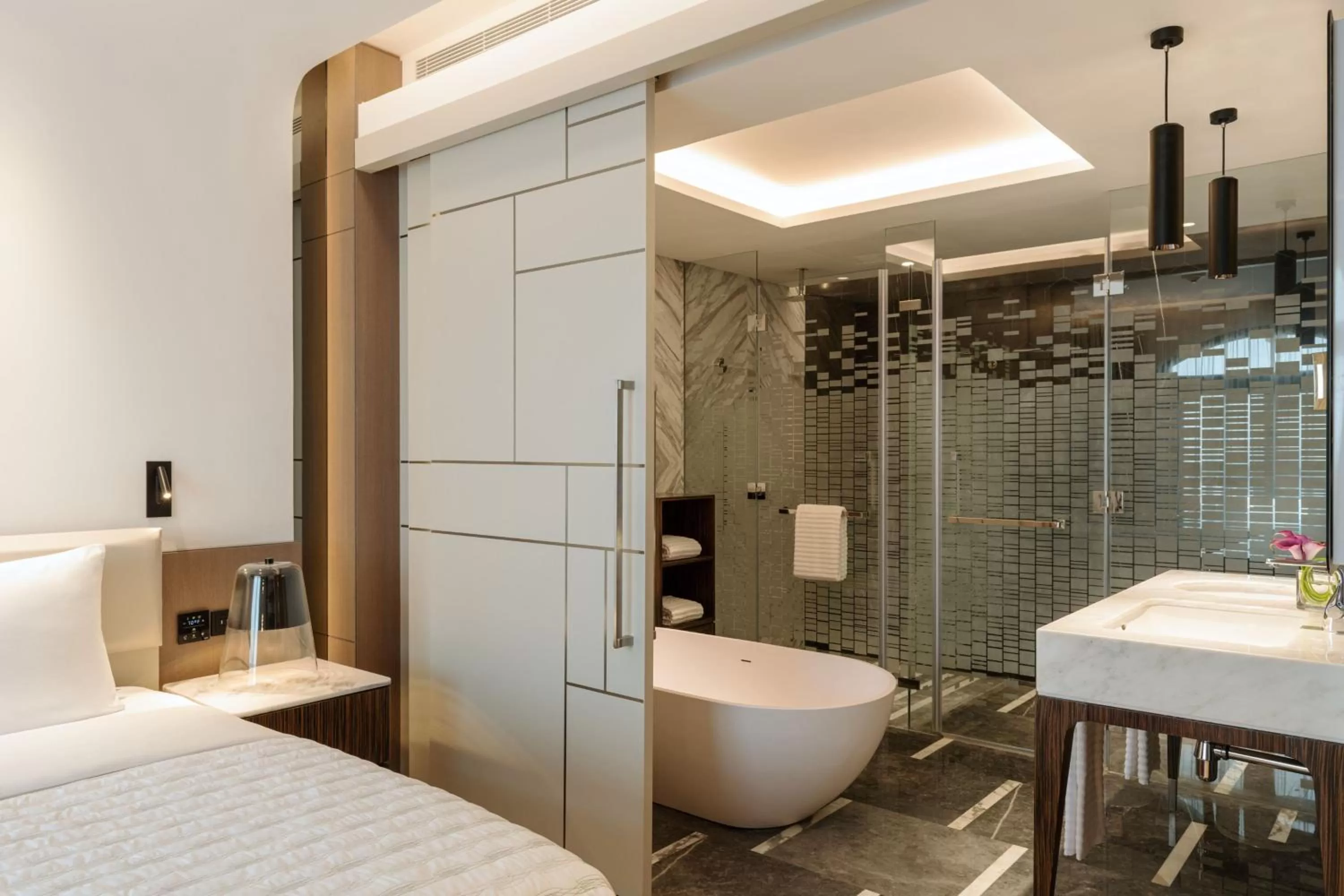 Bathroom, Bed in Le Royal Méridien Place Vendôme Lusail