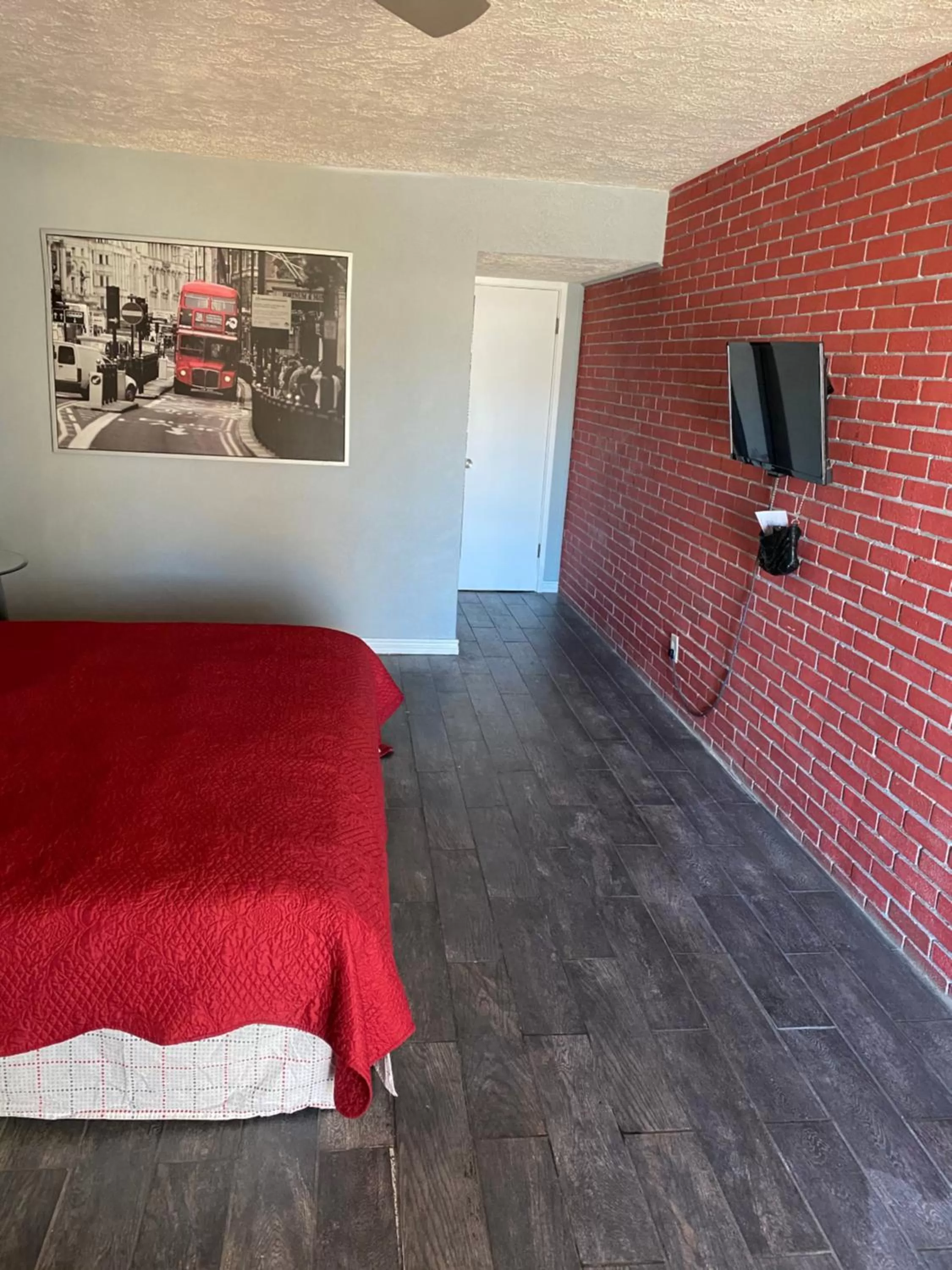 TV and multimedia in Capri Beach Hotel