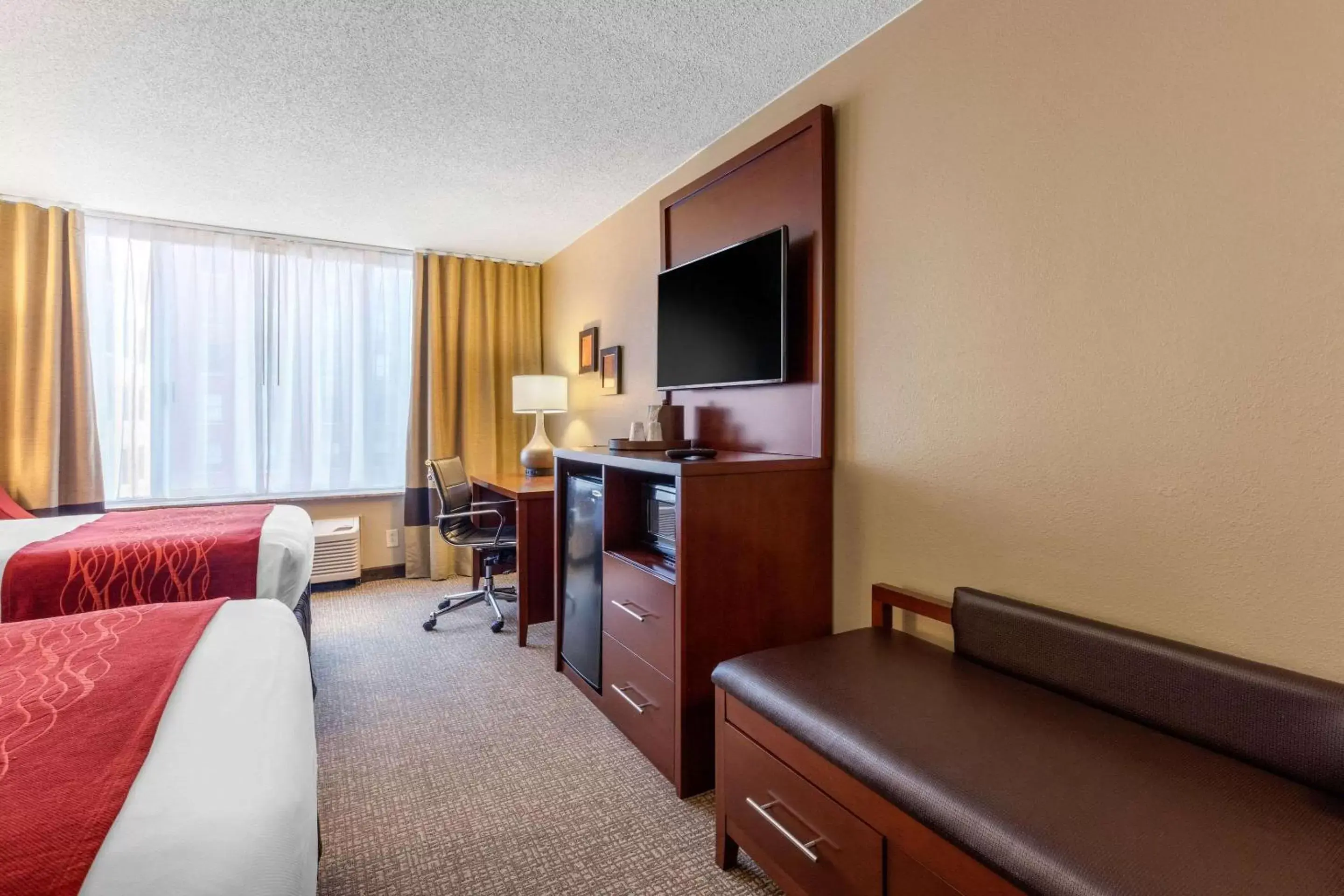 Photo of the whole room, Seating Area in Comfort Inn Memphis Downtown